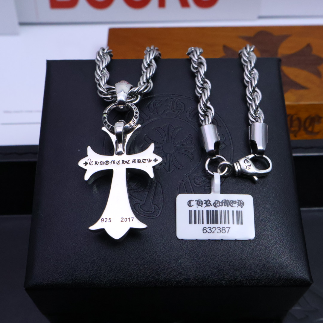 ［2025🎁经典断货王］𝐂𝐡𝐫𝐨𝐦𝐞 𝐡𝐞𝐚𝐫𝐭𝐬 克罗心爱心手工镶钻✝️项链，麻花链🤩帅爆了克罗心项链