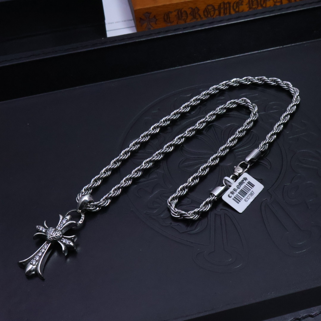 ［2025🎁经典断货王］𝐂𝐡𝐫𝐨𝐦𝐞 𝐡𝐞𝐚𝐫𝐭𝐬 克罗心爱心手工镶钻✝️项链，麻花链🤩帅爆了克罗心项链