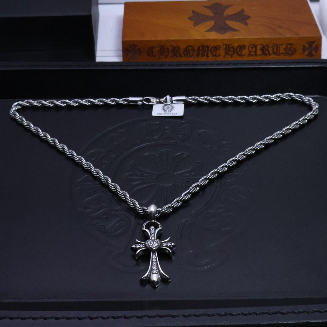 ［2025🎁经典断货王］𝐂𝐡𝐫𝐨𝐦𝐞 𝐡𝐞𝐚𝐫𝐭𝐬 克罗心爱心手工镶钻✝️项链，麻花链🤩帅爆了克罗心项链