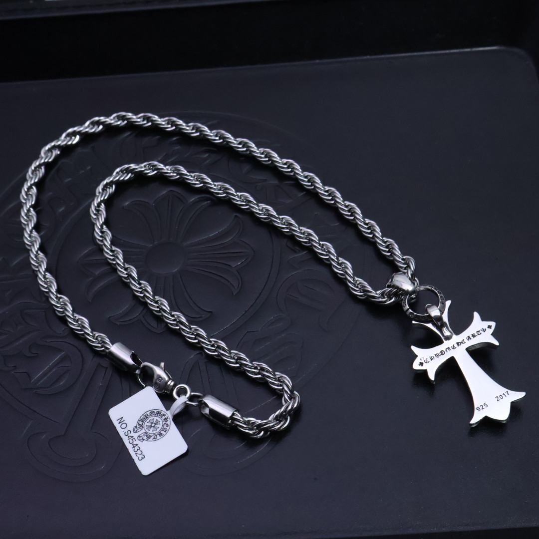 ［2025🎁经典断货王］𝐂𝐡𝐫𝐨𝐦𝐞 𝐡𝐞𝐚𝐫𝐭𝐬 克罗心爱心手工镶钻✝️项链，麻花链🤩帅爆了克罗心项链