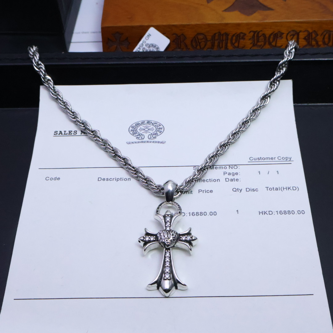 ［2025🎁经典断货王］𝐂𝐡𝐫𝐨𝐦𝐞 𝐡𝐞𝐚𝐫𝐭𝐬 克罗心爱心手工镶钻✝️项链，麻花链🤩帅爆了克罗心项链