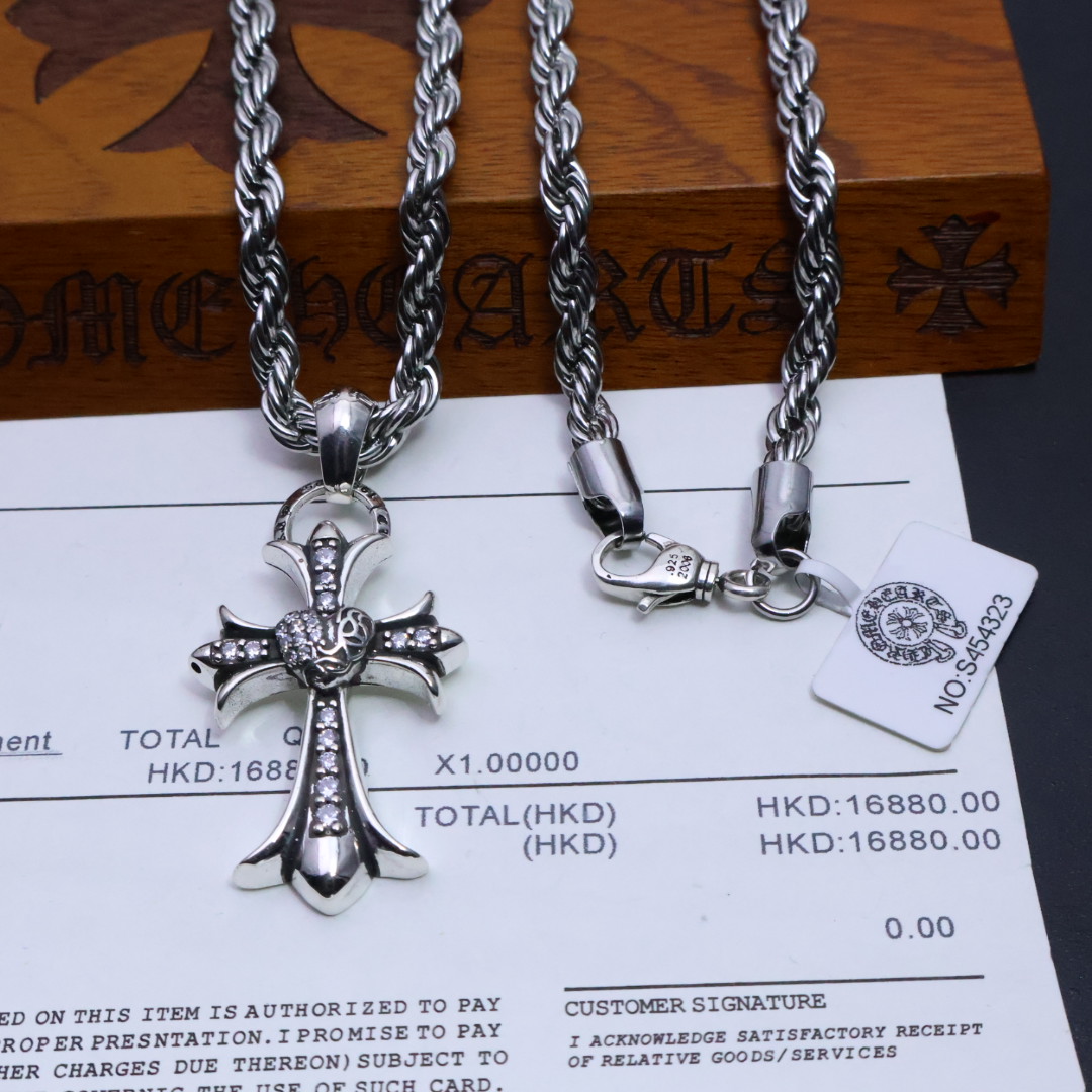 ［2025🎁经典断货王］𝐂𝐡𝐫𝐨𝐦𝐞 𝐡𝐞𝐚𝐫𝐭𝐬 克罗心爱心手工镶钻✝️项链，麻花链🤩帅爆了克罗心项链