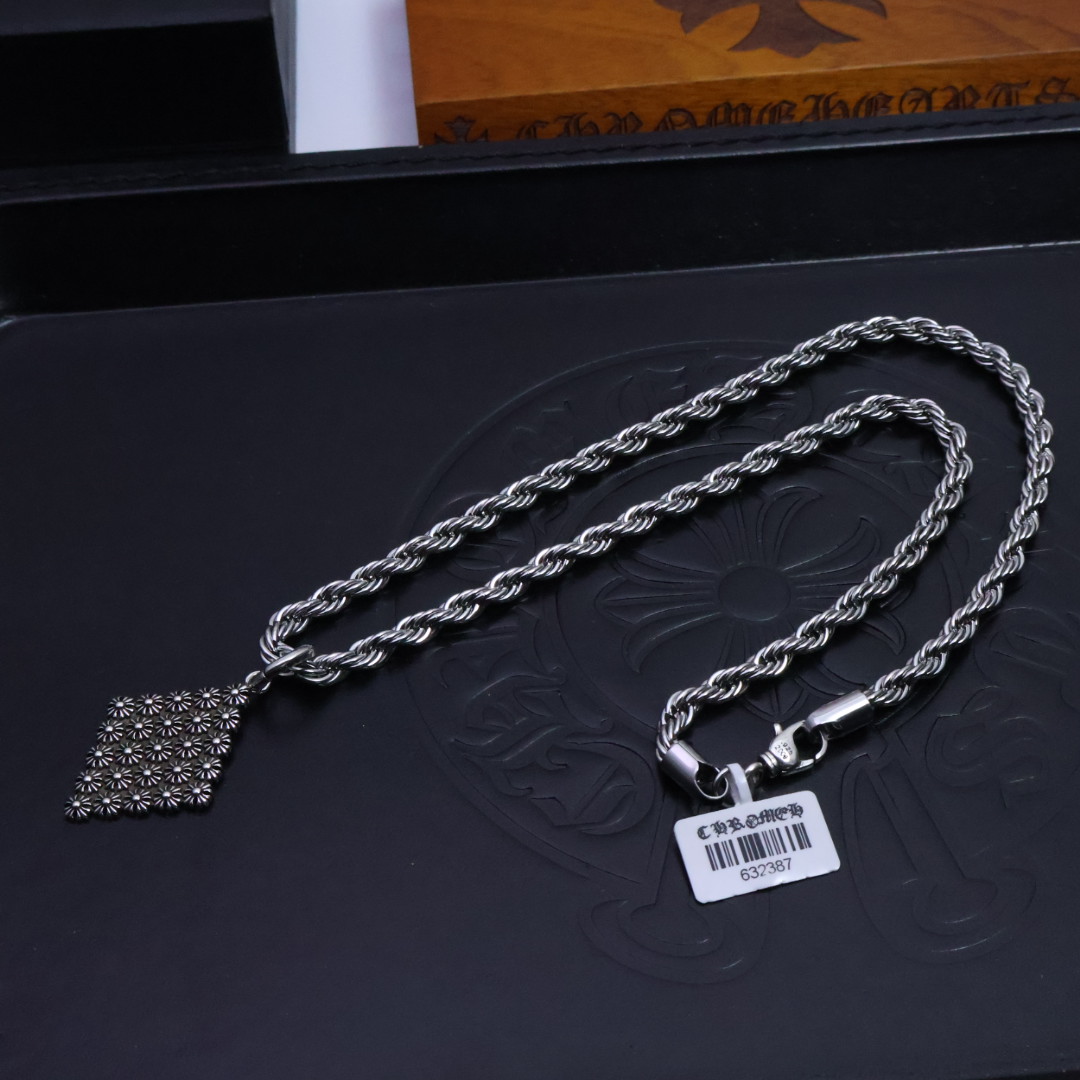 ［2025🎁经典爆款］𝐂𝐡𝐫𝐨𝐦𝐞 𝐡𝐞𝐚𝐫𝐭𝐬 克罗心✝️项链，麻花链🤩帅爆了克罗心项链 ⚜️造型不同