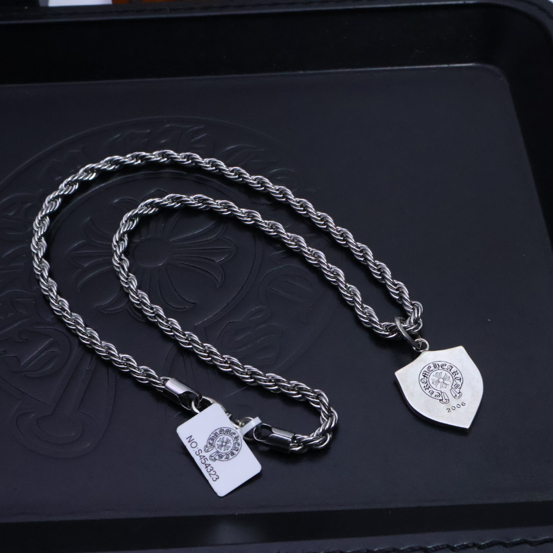 ［2025🎁经典爆款］𝐂𝐡𝐫𝐨𝐦𝐞 𝐡𝐞𝐚𝐫𝐭𝐬 克罗心✝️项链，麻花链🤩帅爆了克罗心项链 ⚜️造型不同