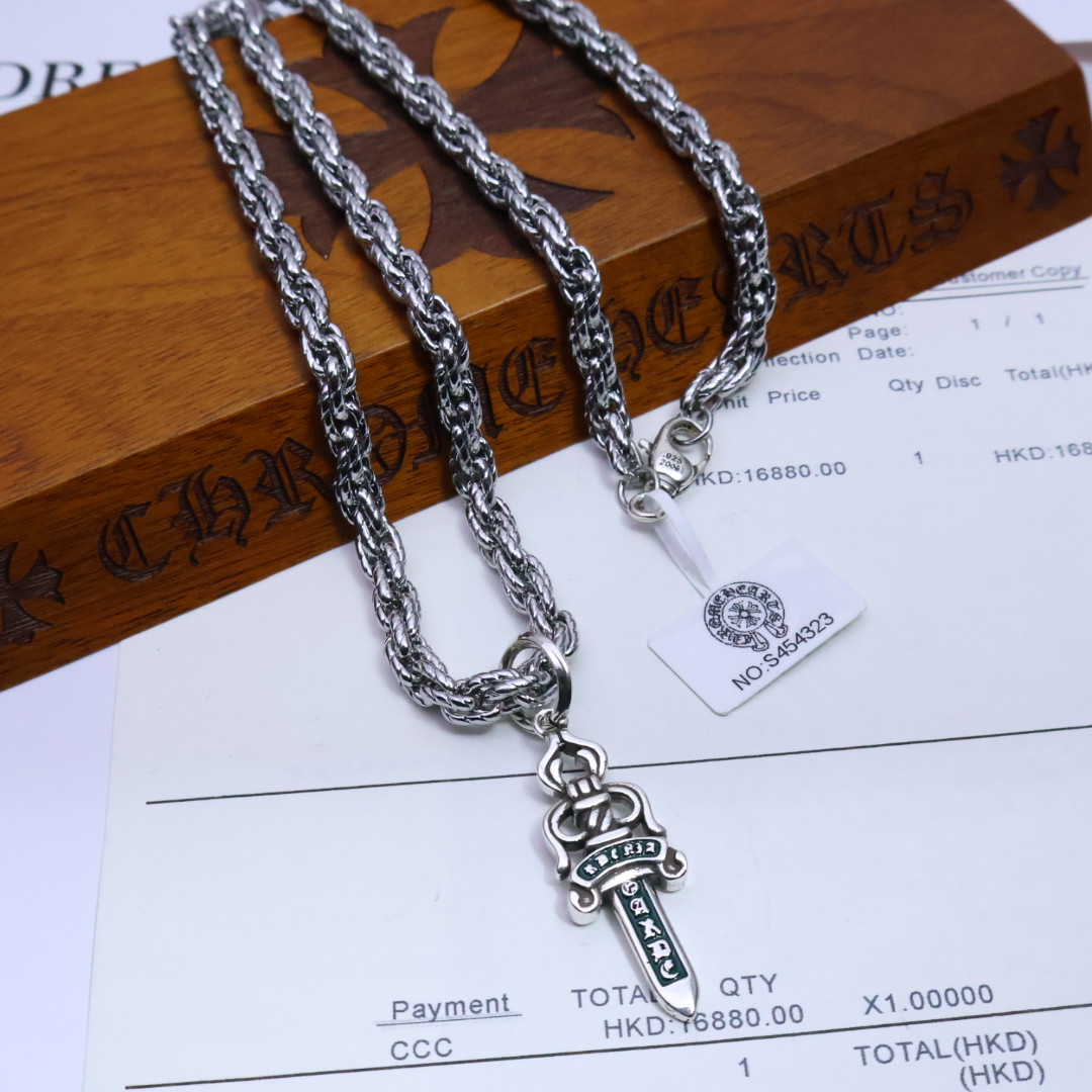 ［2025🎁经典爆款］𝐂𝐡𝐫𝐨𝐦𝐞 𝐡𝐞𝐚𝐫𝐭𝐬 克罗心✝️项链，麻花链🤩帅爆了克罗心项链 ⚜️造型不同