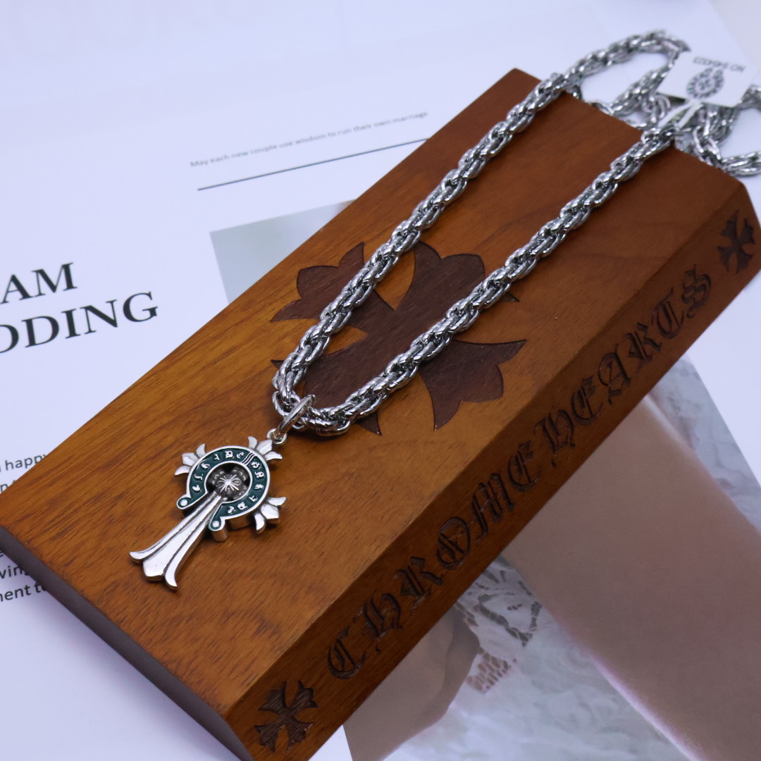 ［2025🎁经典爆款］𝐂𝐡𝐫𝐨𝐦𝐞 𝐡𝐞𝐚𝐫𝐭𝐬 克罗心✝️项链，麻花链🤩帅爆了克罗心项链 ⚜️造型不同