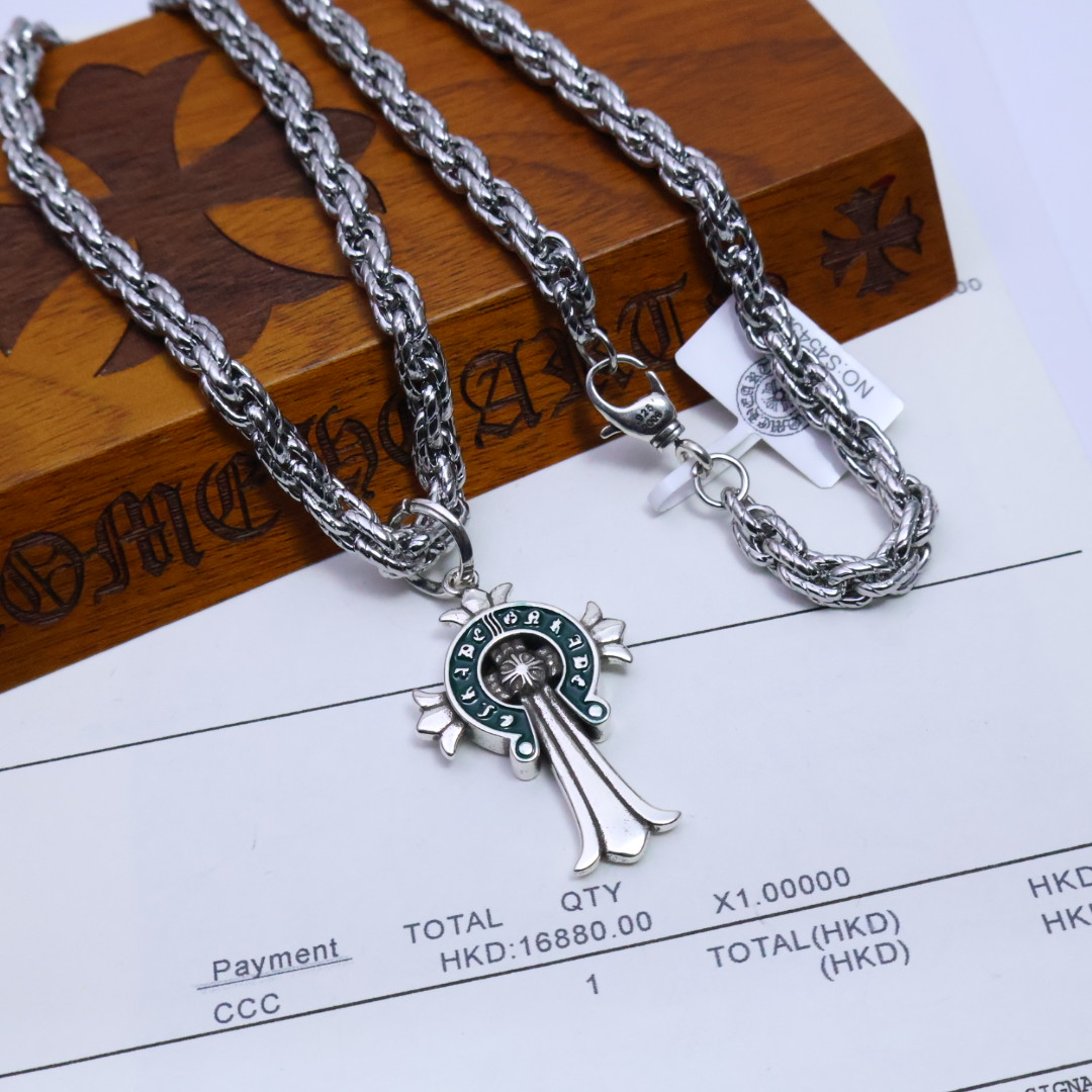 ［2025🎁经典爆款］𝐂𝐡𝐫𝐨𝐦𝐞 𝐡𝐞𝐚𝐫𝐭𝐬 克罗心✝️项链，麻花链🤩帅爆了克罗心项链 ⚜️造型不同