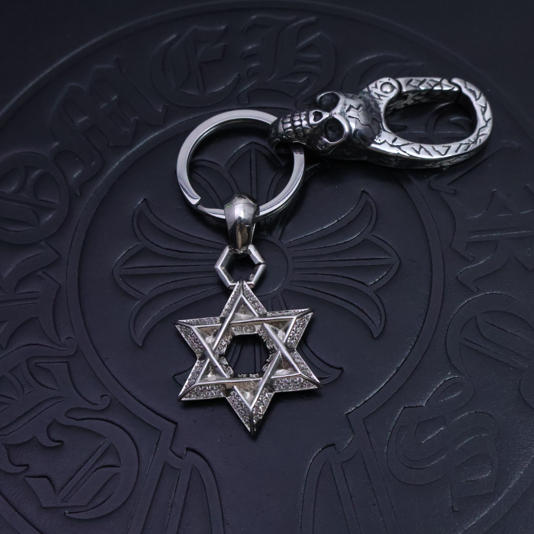 NO:114681,Batch [2025 trend recommendation] Croxin keychain pendant pants bag pendant, first-class workmanship and texture. Small details enhance the overall taste, and it is simply cool to match. Croxin silver jewelry is handmade by workers, with a full workmanship and texture, and the style is old and rough. When making it, it deliberately retains the black after silver oxidation, and then polished and polished. Soft gray and black shadows are added to the shiny silver surface. The layering is very obvious, which can be said to be a meticulous work. Full texture, super easy to match, can be used as a keychain or a bag ornament. High-end and atmospheric, and it is also super cool to give to people. Elegant jewelry, chrome hearts, keychain19860909批 ［2025潮流推荐］克罗心钥匙扣挂件裤包挂件 做工、质感一流.小细节提升本身整体品味, 搭配起来简直酷毙了.克罗心银饰经过工人手工打制,做工、质感十足,风格作旧粗犷,制作时故意保留银氧化后的黑色,卖氧化后再进行抛光打磨,在闪亮的银面上添加了柔和灰色和黑色的暗影,层次感非常明显,可谓精工细作. 满满的质感 超级好搭 可以当钥匙扣 也可以当包挂饰 高端大气 送人也超酷的,饰品精品,chrome hearts,keychain,Jewelry