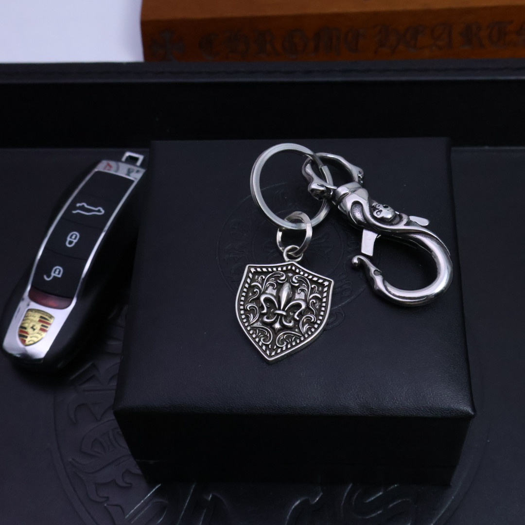 NO:112748,[2025 trend recommendation] Croxin keychain pendant pants bag pendant, first-class workmanship and texture. Small details enhance the overall taste, and it is simply cool to match. Croxin silver jewelry is handmade by workers, with a full workmanship and texture, and the style is old and rough. When making it, it deliberately retains the black after oxidation of 925 silver, and then polished and polished after selling oxidation. It adds soft gray and black shadows to the shiny silver surface. The layering is very obvious, which can be said to be a meticulous work. Full texture, super easy to match, can be used as a keychain or a bag ornament. High-end and atmospheric, and it is also super cool to give to people. Elegant accessories, chrome hearts, keychain19860909［2025潮流推荐］克罗心钥匙扣挂件裤包挂件 做工、质感一流.小细节提升本身整体品味, 搭配起来简直酷毙了.克罗心银饰经过工人手工打制,做工、质感十足,风格作旧粗犷,制作时故意保留925银氧化后的黑色,卖氧化后再进行抛光打磨,在闪亮的银面上添加了柔和灰色和黑色的暗影,层次感非常明显,可谓精工细作. 满满的质感 超级好搭 可以当钥匙扣 也可以当包挂饰 高端大气 送人也超酷的,饰品精品,chrome hearts,keychain,Jewelry
