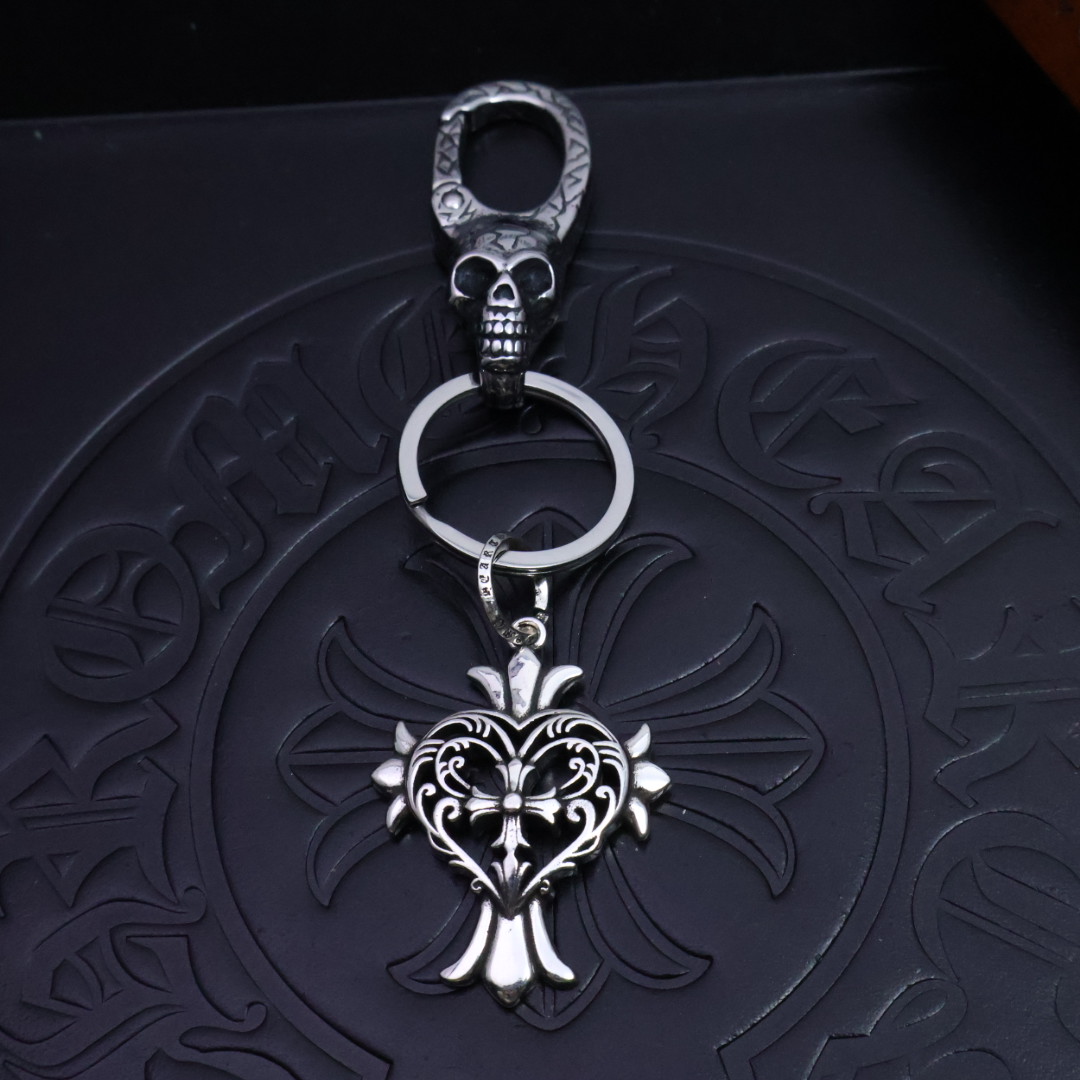 NO:112743,Batch [2025 trend recommendation] Croxin keychain pendant pants bag pendant, first-class workmanship and texture. Small details enhance the overall taste, and it is simply cool to match. Croxin silver jewelry is handmade by workers, with a full workmanship and texture, and the style is old and rough. When making it, it deliberately retains the black after oxidation of 925 silver, and then polished and polished after selling oxidation. It adds soft gray and black shadows to the shiny silver surface. The layering is very obvious, which can be said to be a meticulous work. Full texture, super easy to match, can be used as a keychain or a bag ornament. High-end and atmospheric, and it is also super cool to give to people. Elegant accessories, chrome hearts, keychain19860909批 ［2025潮流推荐］克罗心钥匙扣挂件裤包挂件 做工、质感一流.小细节提升本身整体品味, 搭配起来简直酷毙了.克罗心银饰经过工人手工打制,做工、质感十足,风格作旧粗犷,制作时故意保留925银氧化后的黑色,卖氧化后再进行抛光打磨,在闪亮的银面上添加了柔和灰色和黑色的暗影,层次感非常明显,可谓精工细作. 满满的质感 超级好搭 可以当钥匙扣 也可以当包挂饰 高端大气 送人也超酷的,饰品精品,chrome hearts,keychain,Jewelry