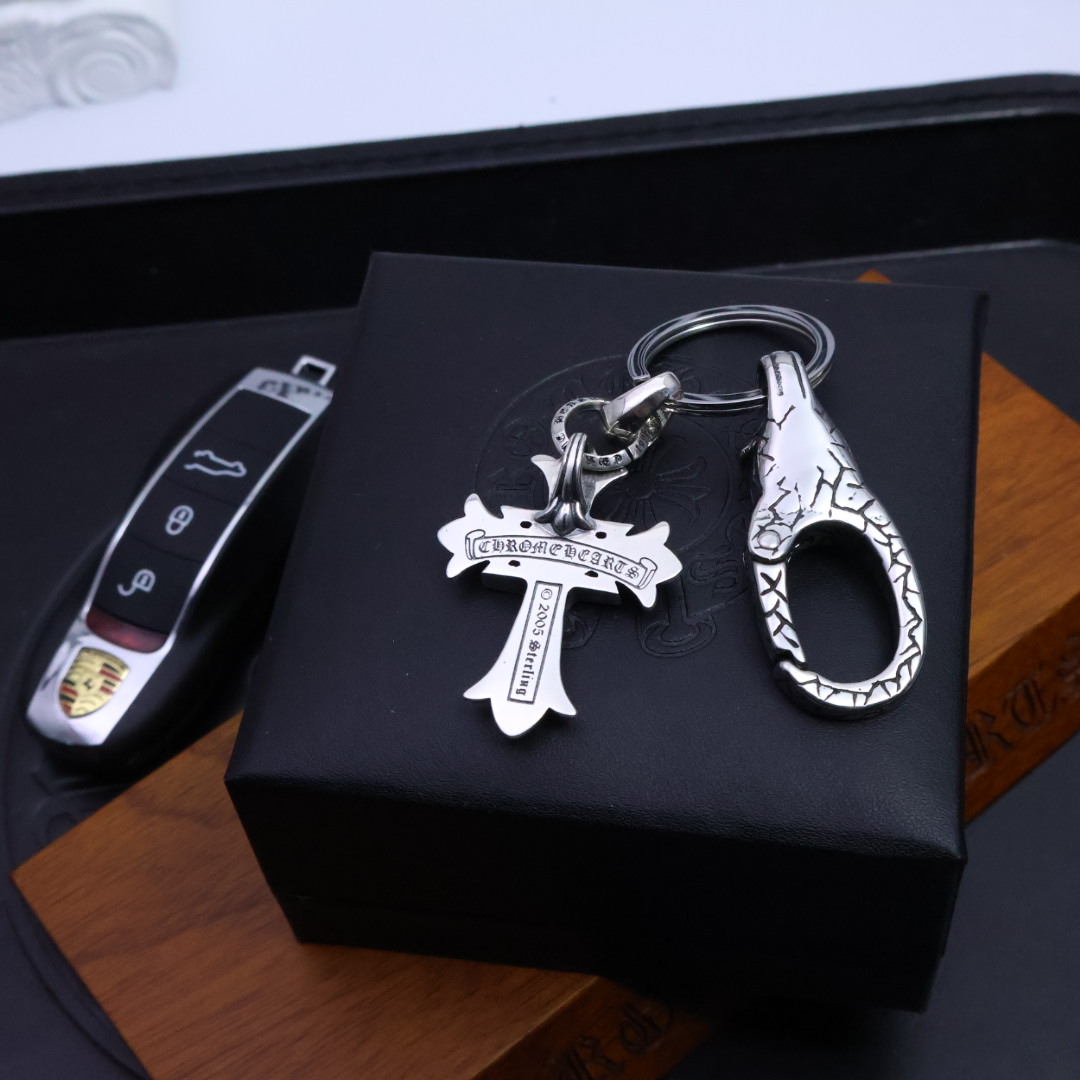 𝐂𝐡𝐫𝐨𝐦𝐞 𝐡𝐞𝐚𝐫𝐭［新品上架］克罗心钥匙扣挂件🔑裤👖包💼挂件 做工、质感一流.小细节提升本身整体品