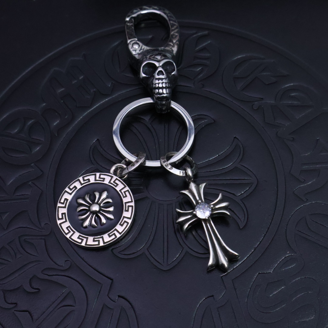 NO:112722,Batch [2025 trend recommendation] Croxin keychain pendant pants bag pendant, first-class workmanship and texture. Small details enhance the overall taste, and it is simply cool to match. Croxin silver jewelry is handmade by workers, with a full workmanship and texture, and the style is old and rough. When making it, it deliberately retains the black after oxidation of 925 silver, and then polished and polished after selling oxidation. It adds soft gray and black shadows to the shiny silver surface. The layering is very obvious, which can be said to be a meticulous work. Full texture, super easy to match, can be used as a keychain or a bag ornament. High-end and atmospheric, and it is also super cool to give to people. Boutique jewelry, chrome hearts, keychain19860909批 ［2025潮流推荐］克罗心钥匙扣挂件裤包挂件 做工、质感一流.小细节提升本身整体品味, 搭配起来简直酷毙了.克罗心银饰经过工人手工打制,做工、质感十足,风格作旧粗犷,制作时故意保留925银氧化后的黑色,卖氧化后再进行抛光打磨,在闪亮的银面上添加了柔和灰色和黑色的暗影,层次感非常明显,可谓精工细作. 满满的质感 超级好搭 可以当钥匙扣 也可以当包挂饰 高端大气 送人也超酷的,饰品精品,chrome hearts,keychain,Jewelry