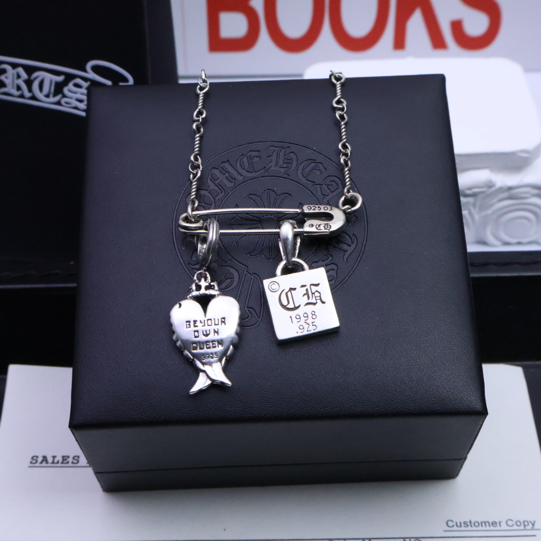 ［❤️潮流时尚百搭］𝐂𝐡𝐫𝐨𝐦𝐞 𝐡𝐞𝐚𝐫𝐭克罗心胸针爆款项链❤️无论是约会、晚宴，还是日常佩戴，它都能
