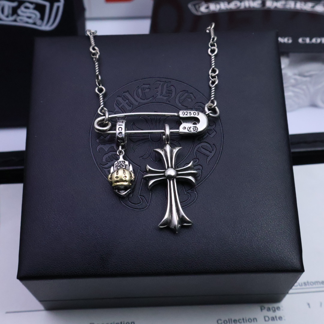 NO:111441,120 [Trendy and fashionable versatile] Croxin Eternal Love Necklace Whether it is a date, dinner, or daily wear, it can make you emit a unique light, romantic and dreamy~ Give it to your beloved, or treasure this romance of the starry night, so that love shines like stars. Croxin Silver Jewelry is handmade by workers, with a full workmanship and texture, and the style is old and rough. When making it, it deliberately retains the oxidation of 925 silver, and then polished and polished. Added soft gray and black shadows to the shiny silver surface. The layering is very obvious, which can be said to be a meticulous work. Full texture, super easy to match, high-end and atmospheric, super cool, jewelry boutique, chrome hearts, necklace19860909批120 ［潮流时尚百搭］克罗心永恒爱心项链无论是约会、晚宴,还是日常佩戴,它都能让你散发出与众不同的光芒,浪漫又梦幻～ 送给心爱的她,或是珍藏这份星夜的浪漫,让爱意如星光般永恒闪耀 克罗心银饰经过工人手工打制,做工、质感十足,风格作旧粗犷,制作时故意保留925银氧化后的黑色,卖氧化后再进行抛光打磨,在闪亮的银面上添加了柔和灰色和黑色的暗影,层次感非常明显,可谓精工细作. 满满的质感 超级好搭 高端大气 送人超酷的,饰品精品,chrome hearts,necklace,Jewelry