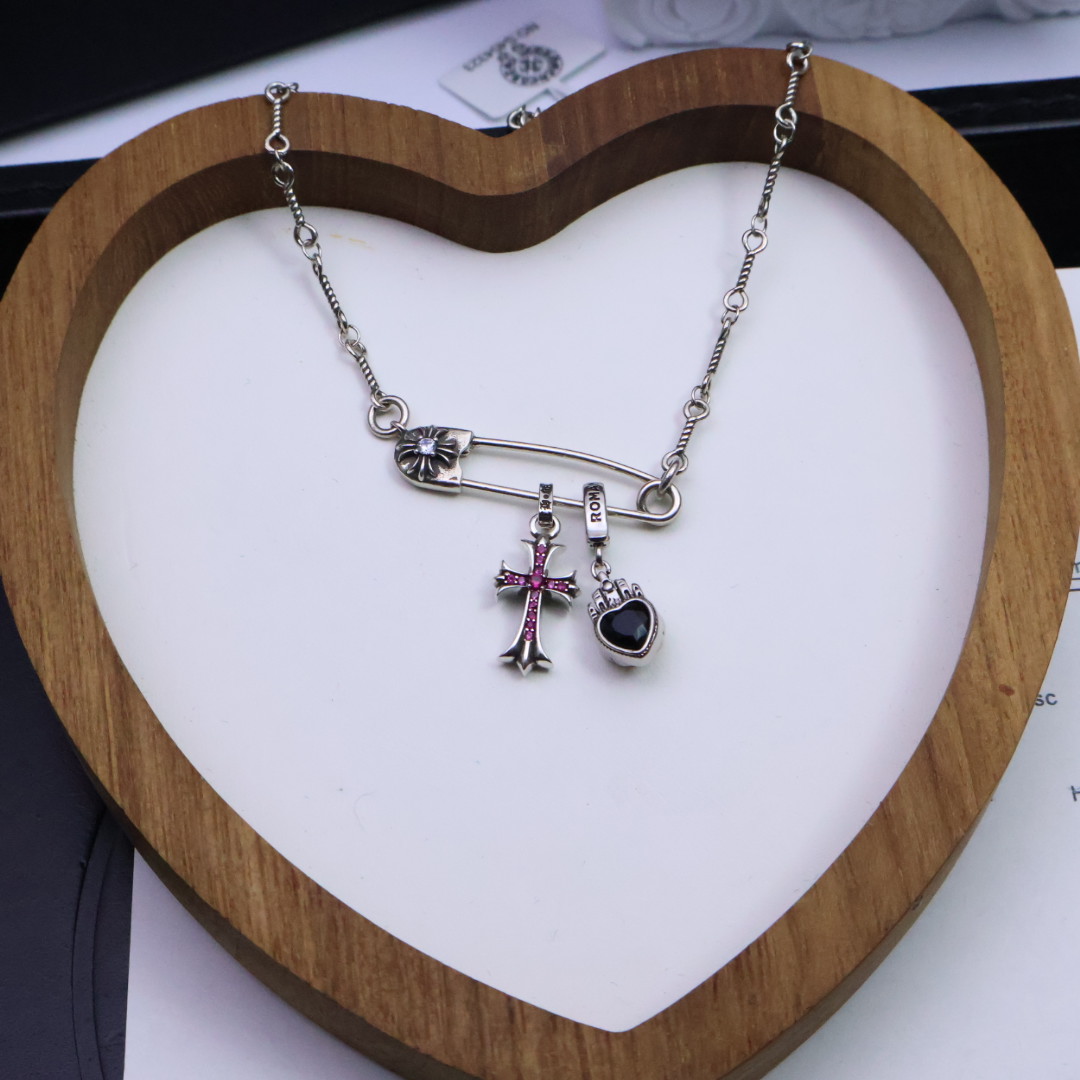 ［❤️潮流时尚百搭］𝐂𝐡𝐫𝐨𝐦𝐞 𝐡𝐞𝐚𝐫𝐭克罗心胸针爆款项链❤️无论是约会、晚宴，还是日常佩戴，它都能