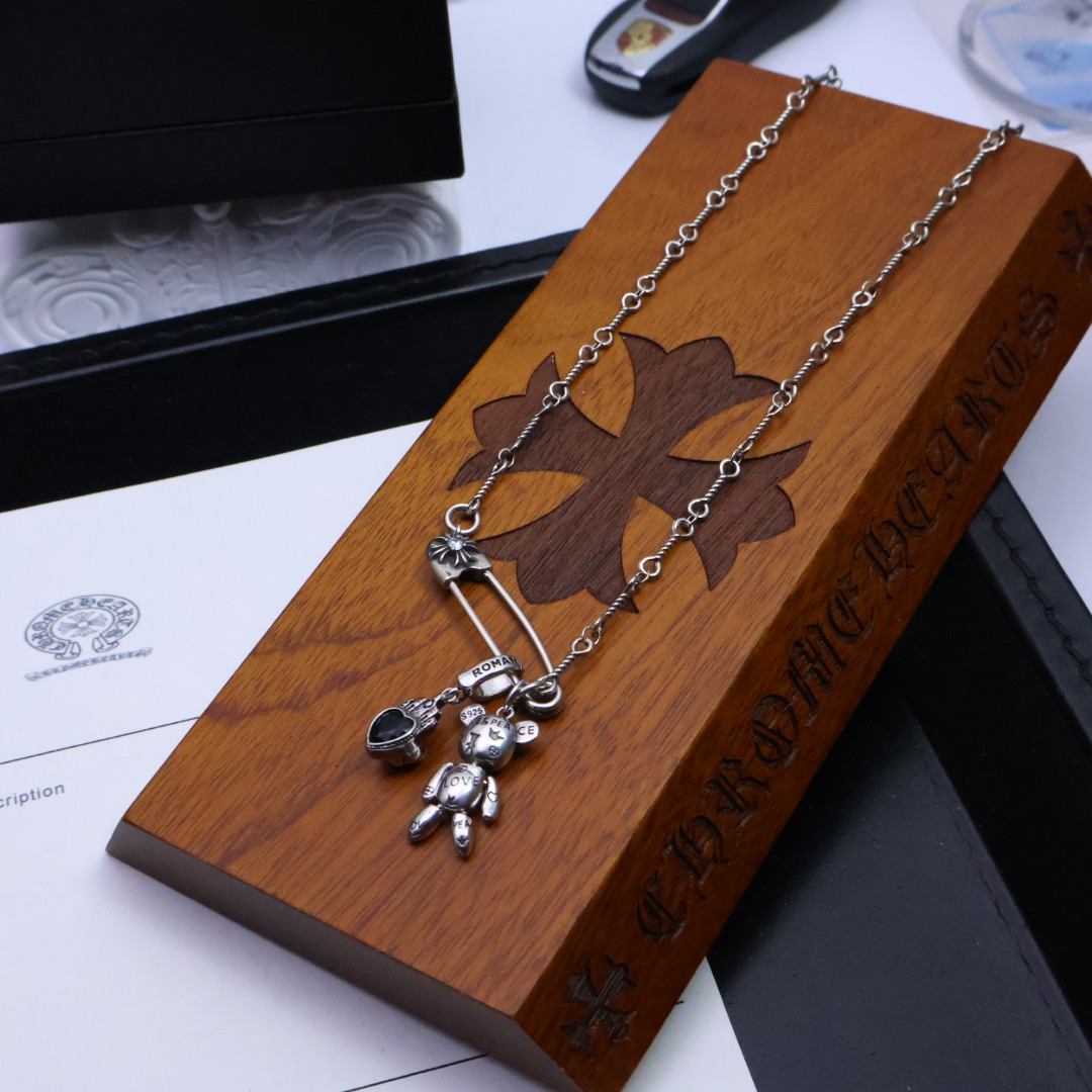 ［❤️情人节礼物推荐］𝐂𝐡𝐫𝐨𝐦𝐞 𝐡𝐞𝐚𝐫𝐭克罗心胸针爆款项链❤️无论是约会、晚宴，还是日常佩戴，它都