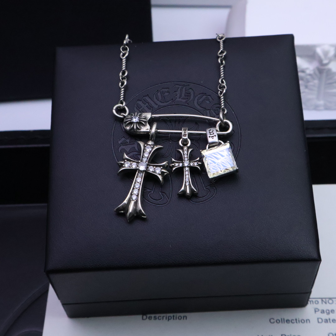 NO:111435,130 [Trendy and fashionable versatile] Croxin brooch necklace, whether it is a date, dinner, or daily wear, can make you emit a unique light, romantic and dreamy~ Give it to your beloved, or treasure this romance of the starry night, so that love shines like stars. Croxin silver jewelry is handmade by workers, with a full workmanship and texture, and the style is old and rough. When making it, it deliberately retains the oxidation of 925 silver, and then polished and polished. Added soft gray and black shadows to the shiny silver surface. The layering is very obvious, which can be said to be a meticulous work. Full texture, super easy to match, high-end and atmospheric, super cool, jewelry boutique, chrome hearts, necklace, brooch, breastpin19860909批130［潮流时尚百搭］ 克罗心胸针爆款项链无论是约会、晚宴,还是日常佩戴,它都能让你散发出与众不同的光芒,浪漫又梦幻～ 送给心爱的她,或是珍藏这份星夜的浪漫,让爱意如星光般永恒闪耀 克罗心银饰经过工人手工打制,做工、质感十足,风格作旧粗犷,制作时故意保留925银氧化后的黑色,卖氧化后再进行抛光打磨,在闪亮的银面上添加了柔和灰色和黑色的暗影,层次感非常明显,可谓精工细作. 满满的质感 超级好搭 高端大气 送人超酷的,饰品精品,chrome hearts,necklace,brooch，breastpin,Jewelry