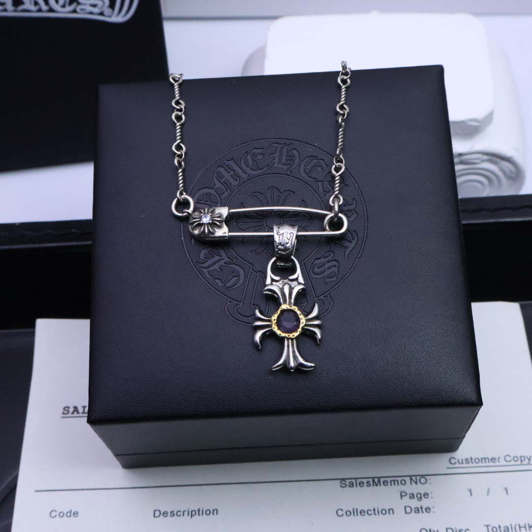 NO:111060,110 [Trendy and fashionable versatile] New product is available for the hot necklace of Croxin brooch, whether it is a date, dinner, or daily wear, it can make you emit a unique light, romantic and dreamy~ Give it to your beloved, or treasure this romance of the starry night, so that love shines like stars forever. Croxin silver jewelry is handmade by workers, with a full workmanship and texture, and the style is old and rough. When making it, it is deliberately retained by 925 silver oxidation black, and then polished and polished. Added soft gray and black shadows to the shiny silver surface. The layering is very obvious, which can be said to be a meticulous work. Full texture, super easy to match, high-end and atmospheric, super cool, jewelry boutique, chrome hearts, necklace, brooch, breastpin19860909批110［潮流时尚百搭］ 新品上架克罗心胸针爆款项链无论是约会、晚宴,还是日常佩戴,它都能让你散发出与众不同的光芒,浪漫又梦幻～ 送给心爱的她,或是珍藏这份星夜的浪漫,让爱意如星光般永恒闪耀 克罗心银饰经过工人手工打制,做工、质感十足,风格作旧粗犷,制作时故意保留925银氧化后的黑色,卖氧化后再进行抛光打磨,在闪亮的银面上添加了柔和灰色和黑色的暗影,层次感非常明显,可谓精工细作. 满满的质感 超级好搭 高端大气 送人超酷的,饰品精品,chrome hearts,necklace,brooch，breastpin,Jewelry