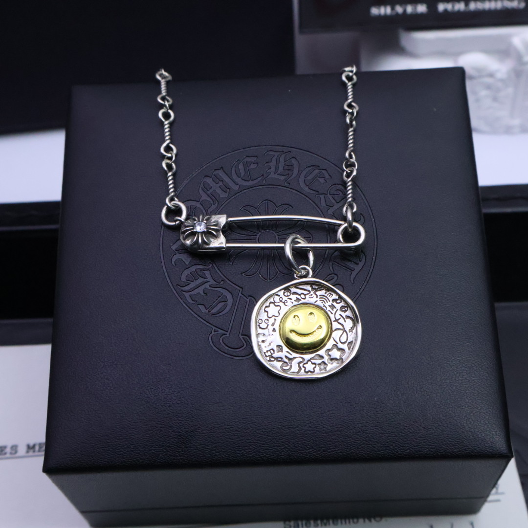 NO:109804,[Valentine's Day Recommendation] Croxin brooch necklaces, whether they are dates, dinners, or daily wear, can make you emit a unique light, romantic and dreamy~ Give it to your beloved, or treasure this romance of the starry night, so that love shines like stars. Croxin silver jewelry is handmade by workers, with a full workmanship and texture, and the style is old and rough. When making it, it deliberately retains the black after oxidation of 925 silver, and then polished and polished. Added soft gray and black shadows to the shiny silver surface. The layering is very obvious, which can be said to be a meticulous work. Full texture, super easy to match, high-end and atmospheric, super cool, jewelry boutique, chrome hearts, necklace, brooch, breastpin19860909［情人节推荐］ 克罗心胸针爆款项链无论是约会、晚宴,还是日常佩戴,它都能让你散发出与众不同的光芒,浪漫又梦幻～ 送给心爱的她,或是珍藏这份星夜的浪漫,让爱意如星光般永恒闪耀 克罗心银饰经过工人手工打制,做工、质感十足,风格作旧粗犷,制作时故意保留925银氧化后的黑色,卖氧化后再进行抛光打磨,在闪亮的银面上添加了柔和灰色和黑色的暗影,层次感非常明显,可谓精工细作. 满满的质感 超级好搭 高端大气 送人超酷的,饰品精品,chrome hearts,necklace,brooch，breastpin,Jewelry