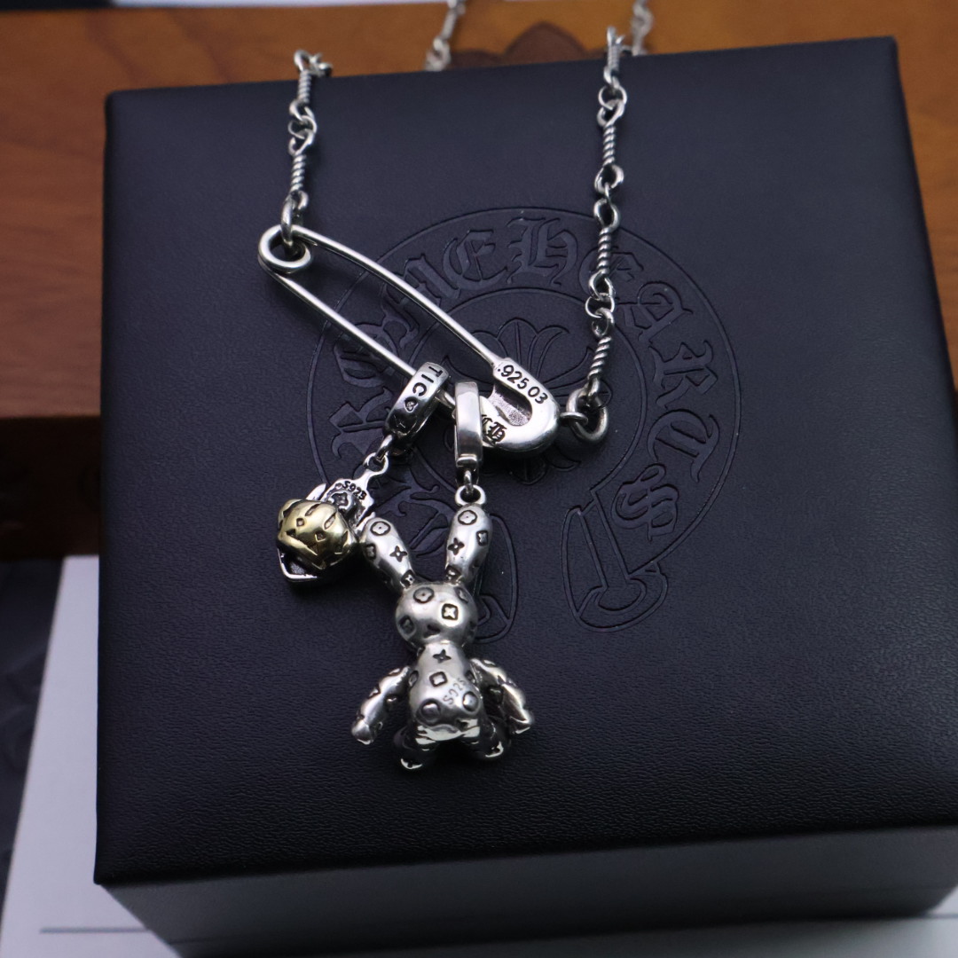 NO:111062,120 [Trendy and fashionable versatile] Croxin brooch necklace, whether it is a date, dinner, or daily wear, can make you emit a unique light, romantic and dreamy~ Give it to your beloved, or treasure this romance of the starry night, so that love shines like stars. Croxin silver jewelry is handmade by workers, with a full workmanship and texture, and the style is old and rough. When making it, it deliberately retains the oxidation of 925 silver, and then polished and polished. Added soft gray and black shadows to the shiny silver surface. The layering is very obvious, which can be said to be a meticulous work. Full texture, super easy to match, high-end and atmospheric, super cool, jewelry boutique, chrome hearts, necklace, brooch, breastpin19860909批120［潮流时尚百搭］ 克罗心胸针爆款项链无论是约会、晚宴,还是日常佩戴,它都能让你散发出与众不同的光芒,浪漫又梦幻～ 送给心爱的她,或是珍藏这份星夜的浪漫,让爱意如星光般永恒闪耀 克罗心银饰经过工人手工打制,做工、质感十足,风格作旧粗犷,制作时故意保留925银氧化后的黑色,卖氧化后再进行抛光打磨,在闪亮的银面上添加了柔和灰色和黑色的暗影,层次感非常明显,可谓精工细作. 满满的质感 超级好搭 高端大气 送人超酷的,饰品精品,chrome hearts,necklace,brooch，breastpin,Jewelry