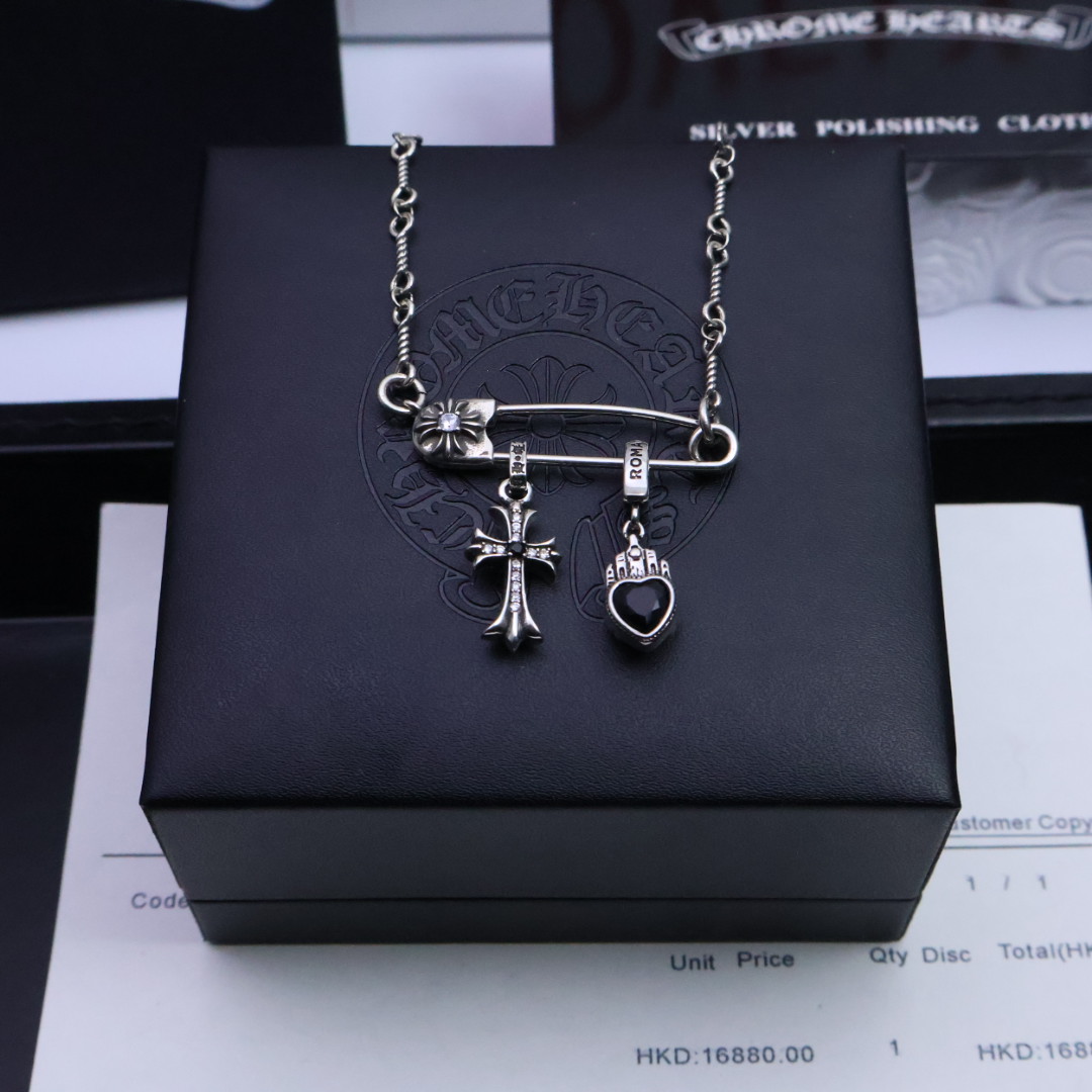 NO:104685,[Valentine's Day Gift Recommendation] Croxin Brooch necklace, whether it is a date, dinner, or daily wear, can make you emit a unique light, romantic and dreamy~ Give it to your beloved, or treasure this romance of the starry night, so that love shines like stars. Croxin Silver Jewelry is handmade by workers, with a full workmanship and texture, and the style is old and rough. When making it, it deliberately retains the oxidation of 925 silver, and then polished and polished. Added soft gray and black shadows to the shiny silver surface. The layering is very obvious, which can be said to be a meticulous work. Full texture, super easy to match, high-end and atmospheric, super cool, jewelry boutique, chrome hearts, necklace, brooch, breastpin19860909［情人节礼物推荐］ 克罗心胸针爆款项链无论是约会、晚宴,还是日常佩戴,它都能让你散发出与众不同的光芒,浪漫又梦幻～ 送给心爱的她,或是珍藏这份星夜的浪漫,让爱意如星光般永恒闪耀 克罗心银饰经过工人手工打制,做工、质感十足,风格作旧粗犷,制作时故意保留925银氧化后的黑色,卖氧化后再进行抛光打磨,在闪亮的银面上添加了柔和灰色和黑色的暗影,层次感非常明显,可谓精工细作. 满满的质感 超级好搭 高端大气 送人超酷的,饰品精品,chrome hearts,necklace,brooch，breastpin,Jewelry