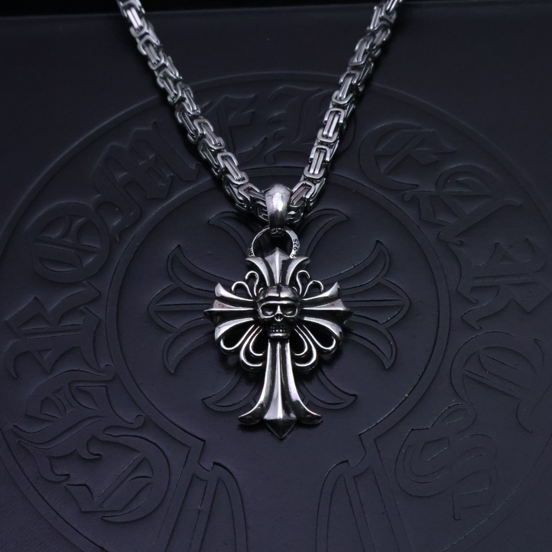 NO:112366,[New style shipment] Croxin necklace, different pattern design styles, presenting unique cross, Scout flowers are the logo of Croxin, so they last longer. Genuine version Chrome Hearts Croxin distinguishes the market ordinary light version, match the quality, retro, old gray oxygen level. Seiko version!  ~First fashion and fashion can be worn by both men and women. Fashion, rock punk style silver style retro elements. Same style for couples. Croxin silver jewelry is handmade by workers. It has a lot of workmanship and texture. The style is old and rough. When making it, it is deliberately retained by 925 silver oxidation black. After selling it, it is polished and polished. The shiny silver surface is added with soft gray and black shadows. The layering is very obvious and can be said to be meticulous. Full texture, super easy to match, high-end and atmospheric. Super cool, jewelry boutique, chrome hearts, chrome hearts, necklace19860909［新款出货］ 克罗心项链,造型不同的花纹设计风格 呈现出与众不同 十字架 童军花是克罗心的标志 所以更经久不衰 正品打版Chrome Hearts克罗心区别市场普通轻版 对版对标品质 复古做旧灰氧程度.精工版本！ ～潮流时尚必备 男女均可佩戴 潮流时尚,摇滚朋克泰银风格 复古元素 情侣同款 克罗心银饰经过工人手工打制,做工、质感十足,风格作旧粗犷,制作时故意保留925银氧化后的黑色,卖氧化后再进行抛光打磨,在闪亮的银面上添加了柔和灰色和黑色的暗影,层次感非常明显,可谓精工细作. 满满的质感 超级好搭 高端大气 送人超酷的,饰品精品,chrome hearts,chrome hearts,necklace,Jewelry