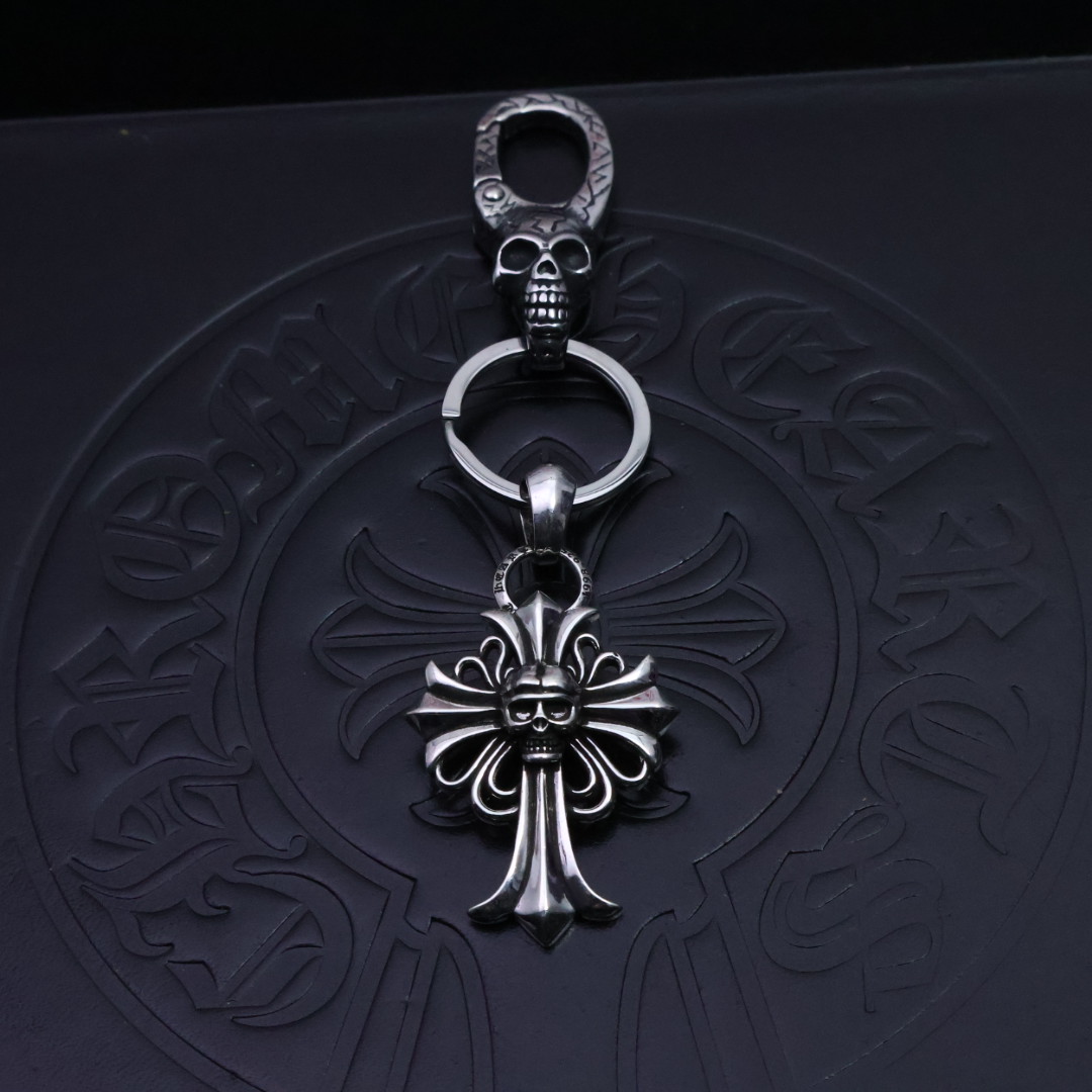 NO:112375,[New Products are on the shelves] Crowxin Keychain Pants Pants Pants Pants, the workmanship and texture are first-class. Small details enhance the overall taste, and it is simply cool to match. Full of texture, super easy to match. It can be used as a keychain or as a bag ornament. High-end and elegant. It is also super cool to give to people, fine jewelry, chrome hearts, keychain19860909［新品上架］ 克罗心钥匙扣挂件裤包挂件 做工、质感一流.小细节提升本身整体品味, 搭配起来简直酷毙了. 满满的质感 超级好搭 可以当钥匙扣 也可以当包挂饰 高端大气 送人也超酷的,饰品精品,chrome hearts,keychain,Jewelry