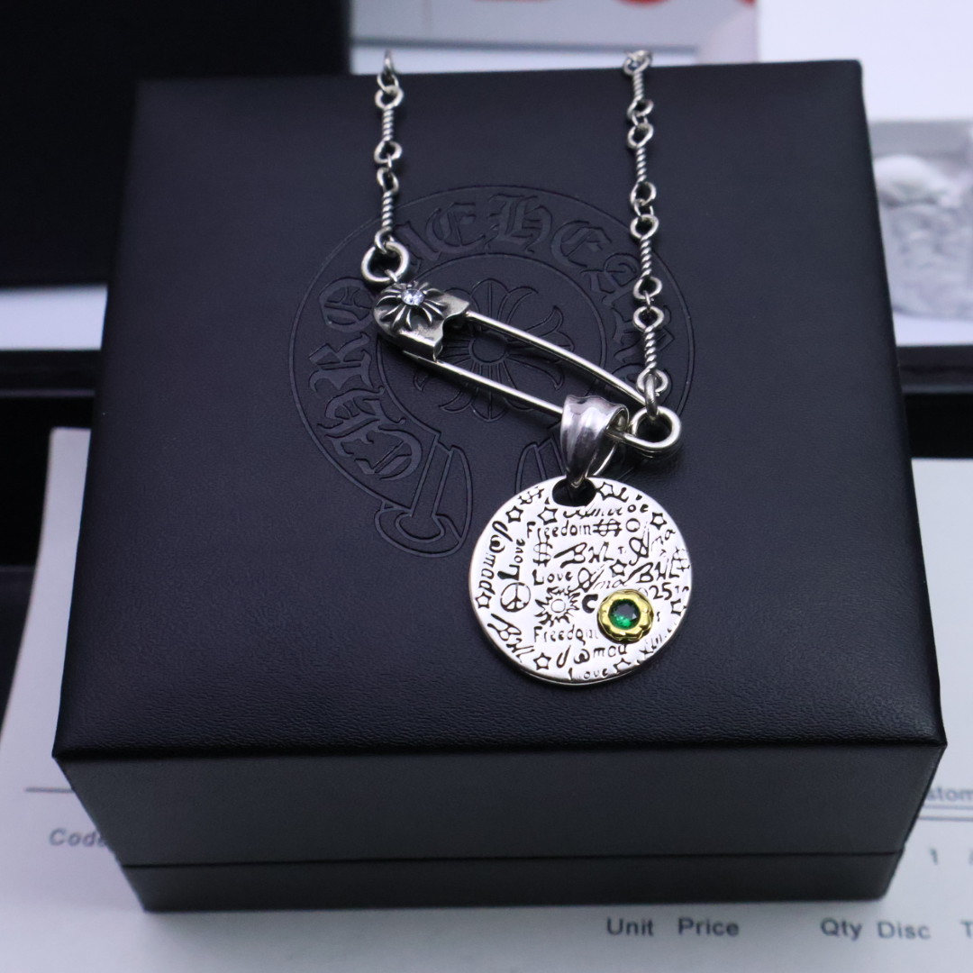 NO:109813,[Trend Recommendation] Croxin brooch necklaces, whether they are dates, dinners, or daily wear, can make you emit a unique light, romantic and dreamy~ Give it to your beloved, or treasure this romance of the starry night, so that love shines like stars. Croxin silver jewelry is handmade by workers, with a full workmanship and texture, and the style is old and rough. When making it, it deliberately retains the black after oxidation of 925 silver, and then polished and polished. Added soft gray and black shadows to the shiny silver surface. The layering is very obvious, which can be said to be a meticulous work. Full texture, super easy to match, high-end and atmospheric, super cool, jewelry boutique, chrome hearts, necklace, brooch, breastpin19860909［潮流推荐］ 克罗心胸针爆款项链无论是约会、晚宴,还是日常佩戴,它都能让你散发出与众不同的光芒,浪漫又梦幻～ 送给心爱的她,或是珍藏这份星夜的浪漫,让爱意如星光般永恒闪耀 克罗心银饰经过工人手工打制,做工、质感十足,风格作旧粗犷,制作时故意保留925银氧化后的黑色,卖氧化后再进行抛光打磨,在闪亮的银面上添加了柔和灰色和黑色的暗影,层次感非常明显,可谓精工细作. 满满的质感 超级好搭 高端大气 送人超酷的,饰品精品,chrome hearts,necklace,brooch，breastpin,Jewelry