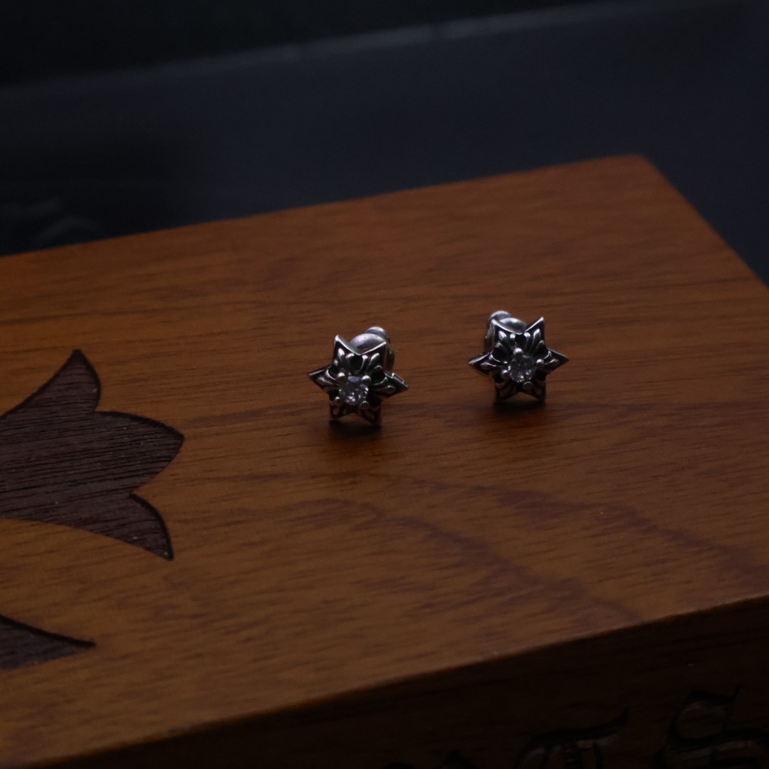 NO:105067,Cross Cross earrings Dark faith earrings [Sharp goods are coming] Gothic etching process | High-density electroplating to prevent fading Church spires and thorns totem | Rock believers' spiritual imprints Men and women kill each other · Dark CP | Unlock the taboo aesthetics between the collarbones, Thai silver old texture | Retro armor with more stories the more you wear ▌Tags come out: replica ▌ No trend, no push | No coolness, no selling Rebellious souls finally have a home Limited time direct | Dark night believers come to claim quickly, jewelry quality, chrome hearts19860909批  克罗心耳钉暗黑系信仰耳饰  ［尖货来袭］  哥特风蚀刻工艺｜高密度电镀防褪色  教堂尖顶与荆棘图腾｜摇滚信徒精神烙印  男女通杀·暗黑CP｜解锁锁骨间的禁忌美学  泰银做旧肌理｜越戴越有故事的复古战甲  ▌厂牌直出:复刻 ▌  不潮不推｜不酷不卖  叛逆灵魂终有归宿  限时直供｜暗夜信徒速来认领,饰品精品,chrome hearts,Jewelry