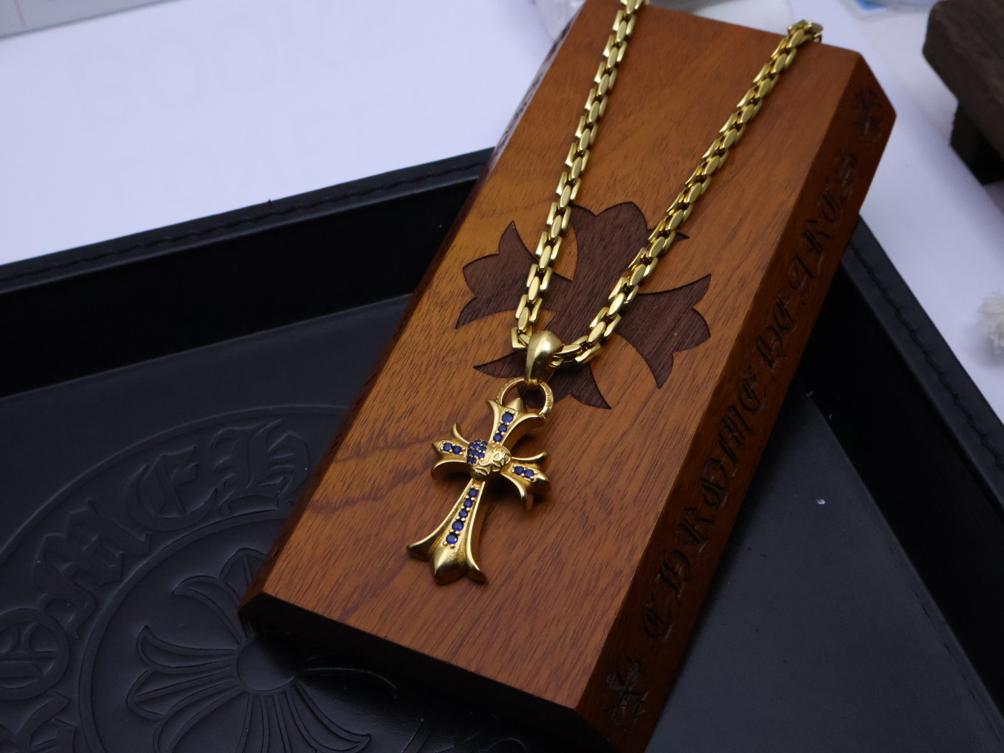 ✞［新品上架］𝐂𝐡𝐫𝐨𝐦𝐞 𝐡𝐞𝐚𝐫𝐭𝐬 
 ✞克罗心金色爱心藤蔓镶钻22k项链
⚜️ 原版11复刻｜纯