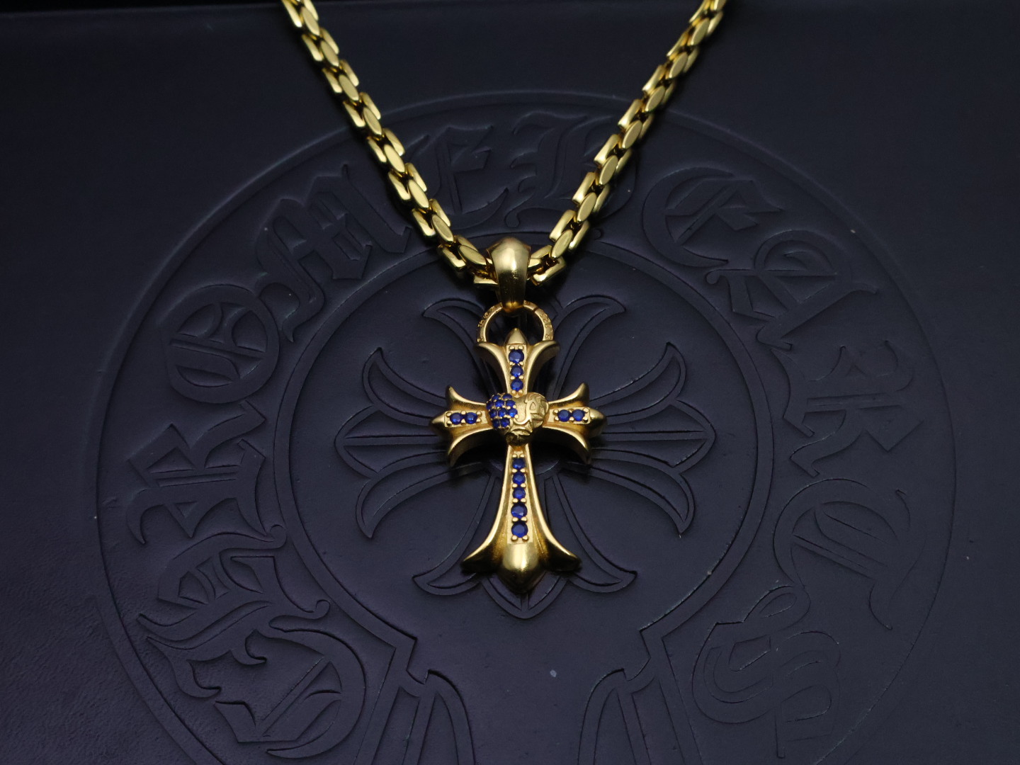 ✞［新品上架］𝐂𝐡𝐫𝐨𝐦𝐞 𝐡𝐞𝐚𝐫𝐭𝐬 
 ✞克罗心金色爱心藤蔓镶钻22k项链
⚜️ 原版11复刻｜纯