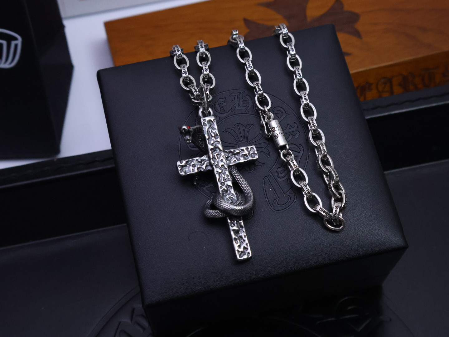 ✞𝐂𝐡𝐫𝐨𝐦𝐞 𝐡𝐞𝐚𝐫𝐭𝐬 克罗心项链𝐄 ✞ 
暗金蛇语枷锁  🔥［蛇年觉醒］🔥  
⚜️ 原厂蚀刻字