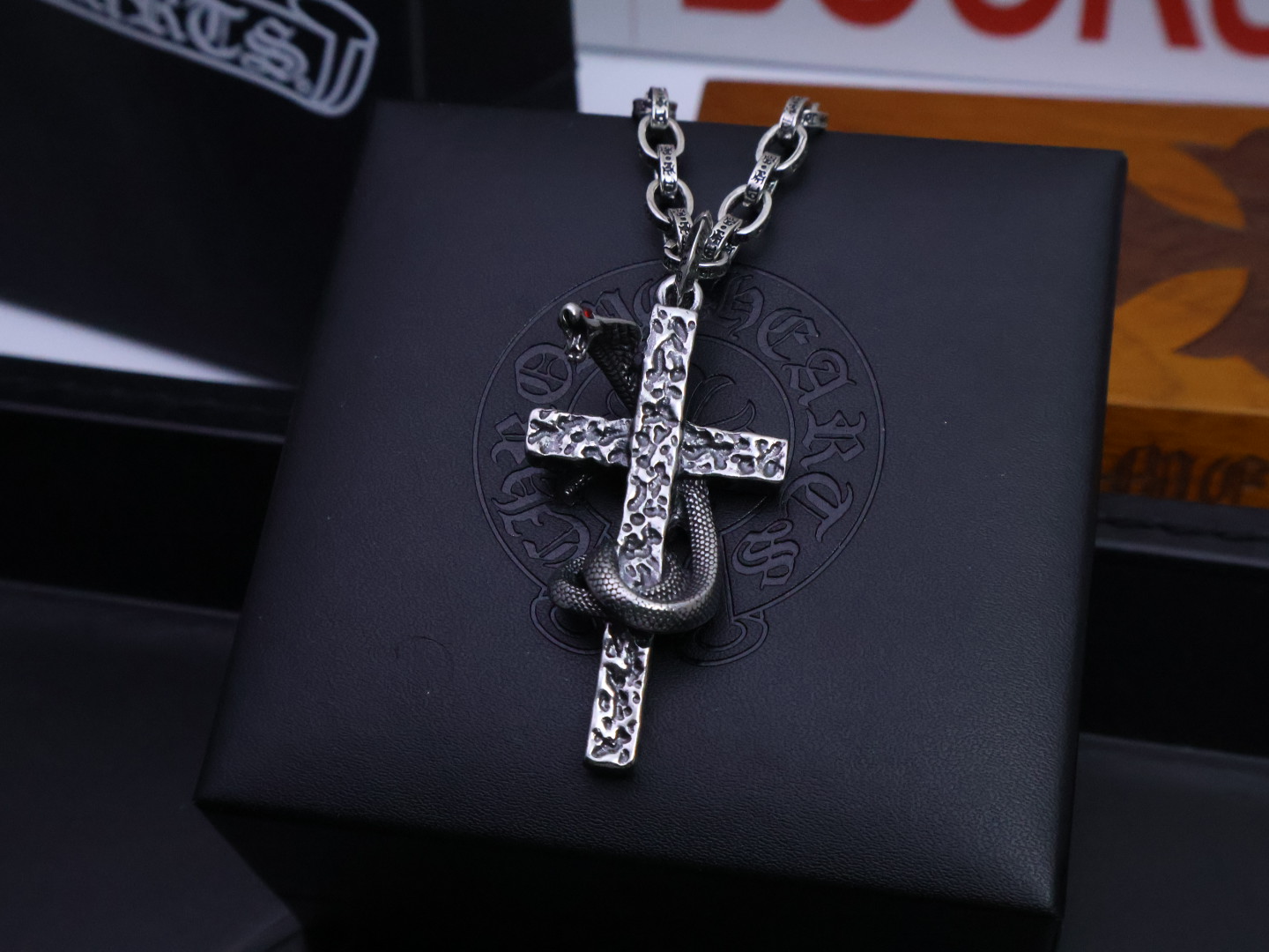 ✞𝐂𝐡𝐫𝐨𝐦𝐞 𝐡𝐞𝐚𝐫𝐭𝐬 克罗心项链𝐄 ✞ 
暗金蛇语枷锁  🔥［蛇年觉醒］🔥  
⚜️ 原厂蚀刻字