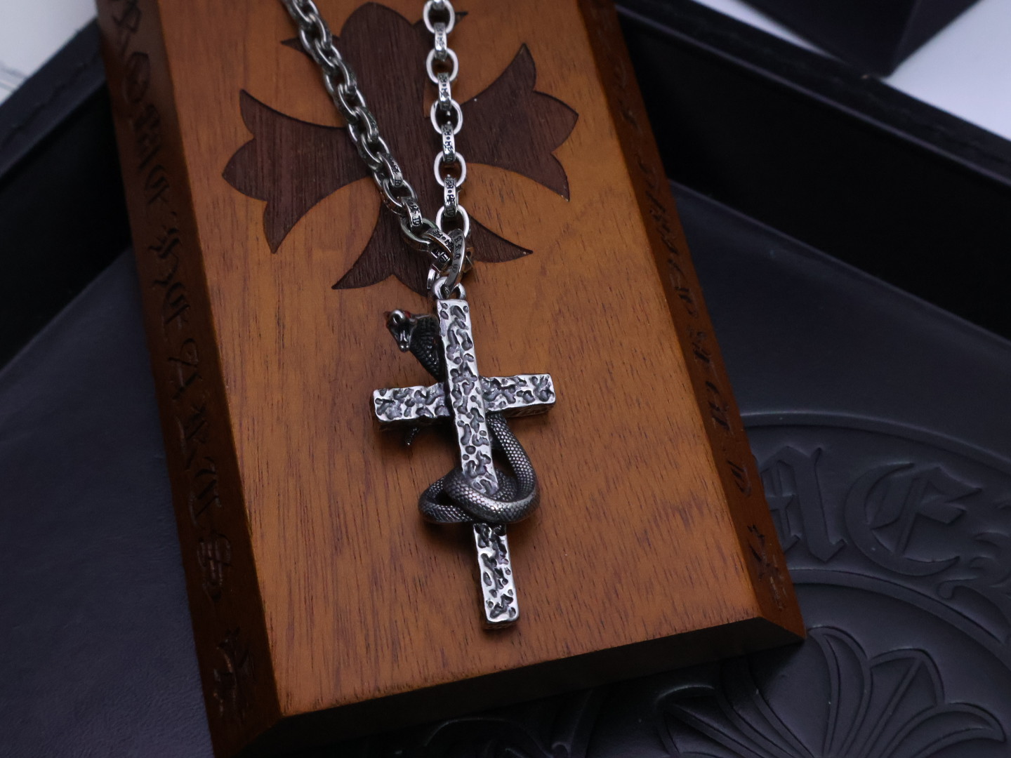 ✞𝐂𝐡𝐫𝐨𝐦𝐞 𝐡𝐞𝐚𝐫𝐭𝐬 克罗心项链𝐄 ✞ 
暗金蛇语枷锁  🔥［蛇年觉醒］🔥  
⚜️ 原厂蚀刻字