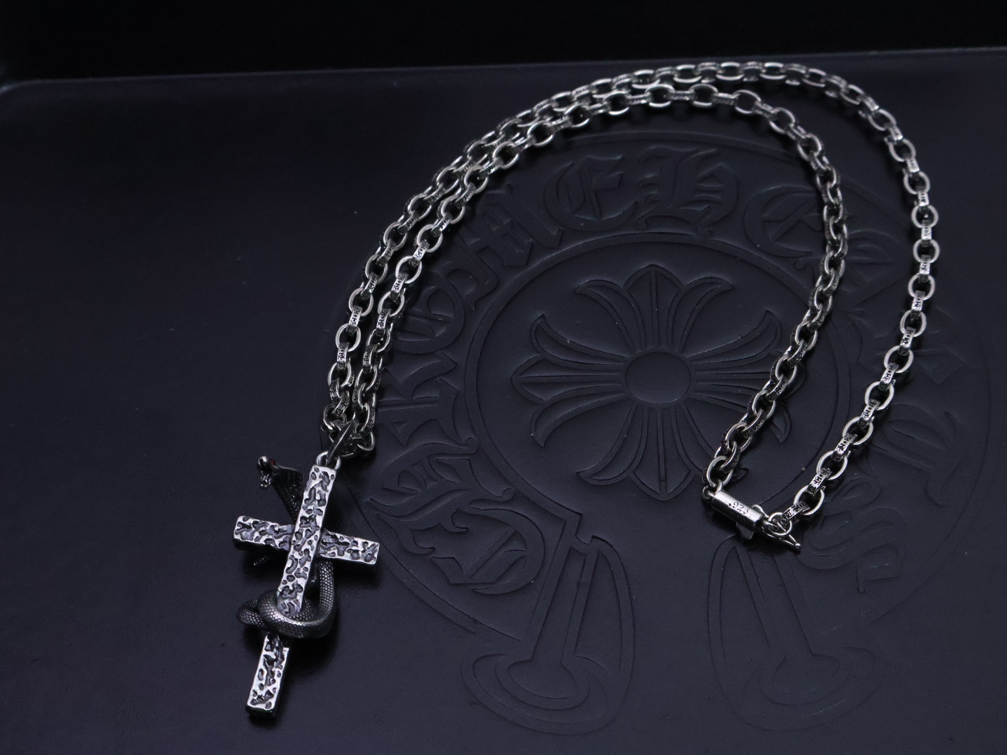 ✞𝐂𝐡𝐫𝐨𝐦𝐞 𝐡𝐞𝐚𝐫𝐭𝐬 克罗心项链𝐄 ✞ 
暗金蛇语枷锁  🔥［蛇年觉醒］🔥  
⚜️ 原厂蚀刻字