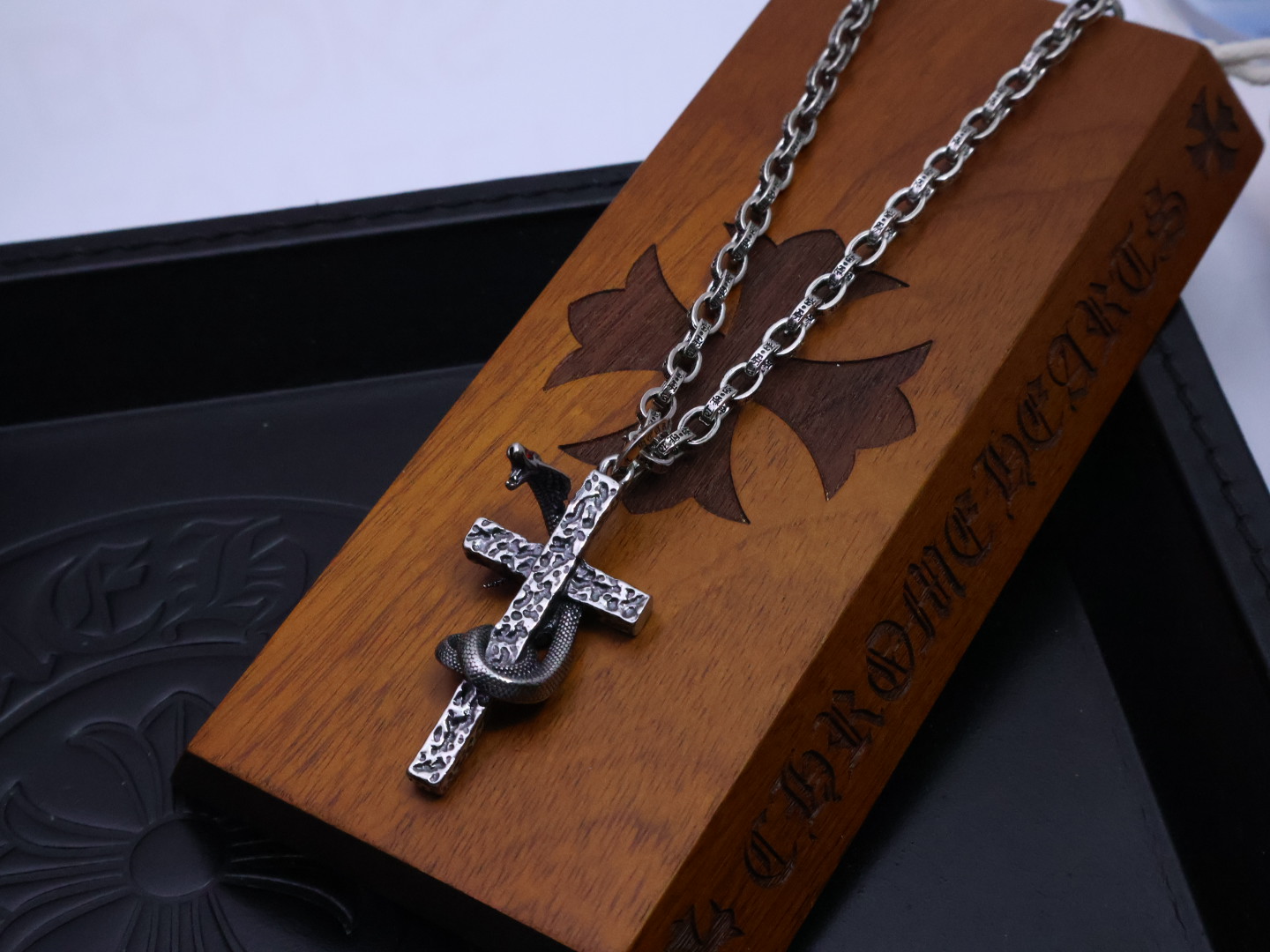 ✞𝐂𝐡𝐫𝐨𝐦𝐞 𝐡𝐞𝐚𝐫𝐭𝐬 克罗心项链𝐄 ✞ 
暗金蛇语枷锁  🔥［蛇年觉醒］🔥  
⚜️ 原厂蚀刻字