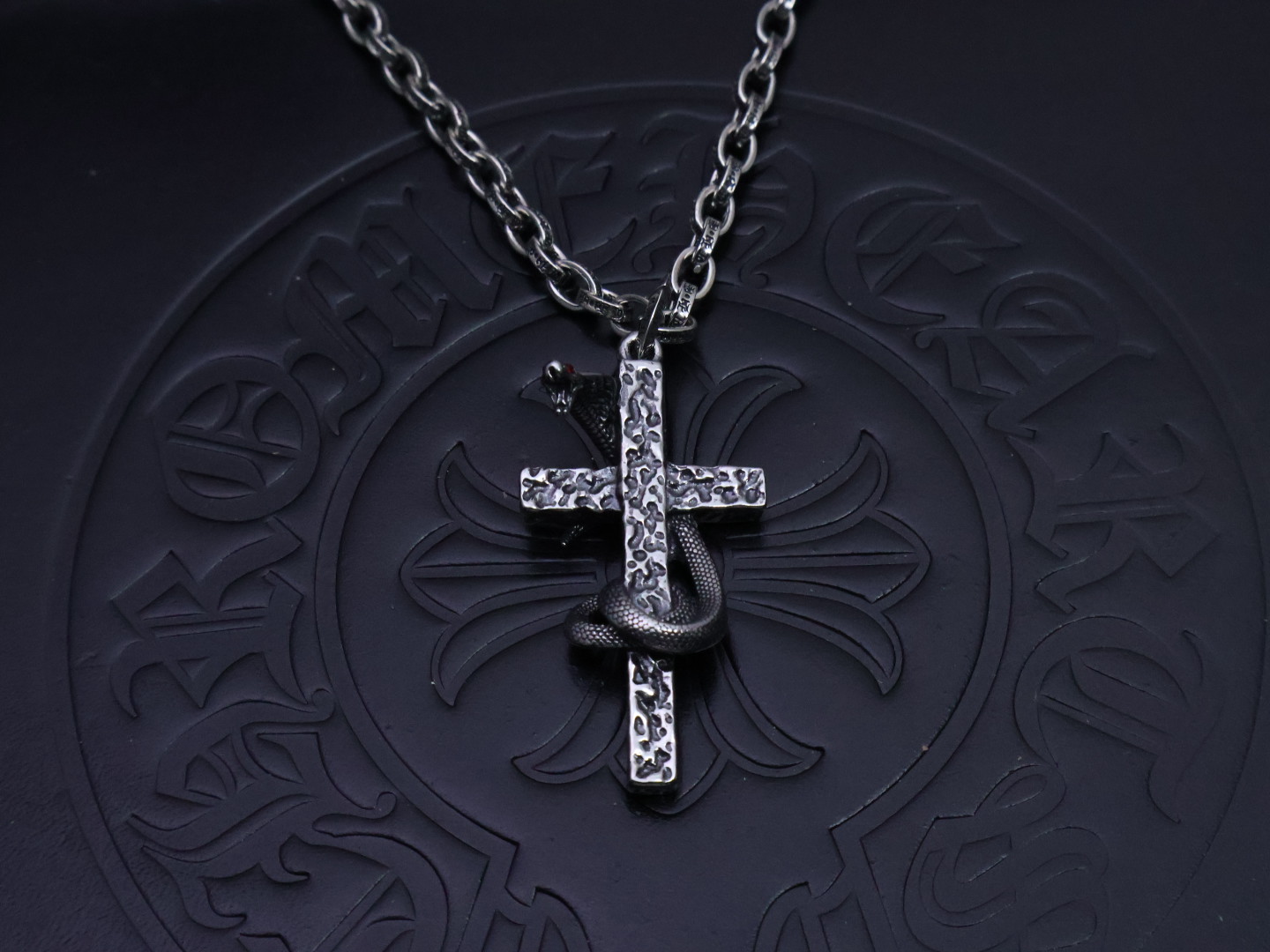 ✞𝐂𝐡𝐫𝐨𝐦𝐞 𝐡𝐞𝐚𝐫𝐭𝐬 克罗心项链𝐄 ✞ 
暗金蛇语枷锁  🔥［蛇年觉醒］🔥  
⚜️ 原厂蚀刻字