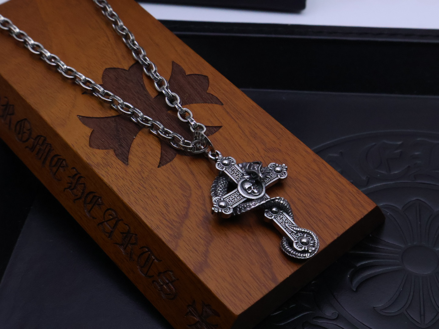 ✞𝐂𝐡𝐫𝐨𝐦𝐞 𝐡𝐞𝐚𝐫𝐭𝐬 克罗心项链𝐄 ✞ 
暗金蛇语枷锁  🔥［蛇年觉醒］🔥  
⚜️ 原厂蚀刻字