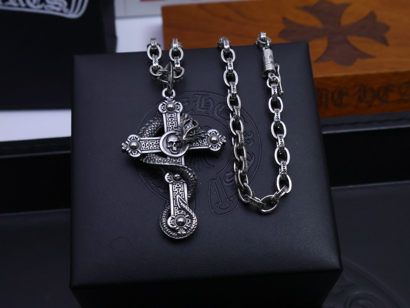 ✞𝐂𝐡𝐫𝐨𝐦𝐞 𝐡𝐞𝐚𝐫𝐭𝐬 克罗心项链𝐄 ✞ 
暗金蛇语枷锁  🔥［蛇年觉醒］🔥  
⚜️ 原厂蚀刻字