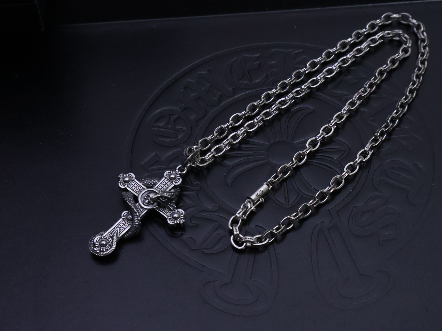 ✞𝐂𝐡𝐫𝐨𝐦𝐞 𝐡𝐞𝐚𝐫𝐭𝐬 克罗心项链𝐄 ✞ 
暗金蛇语枷锁  🔥［蛇年觉醒］🔥  
⚜️ 原厂蚀刻字