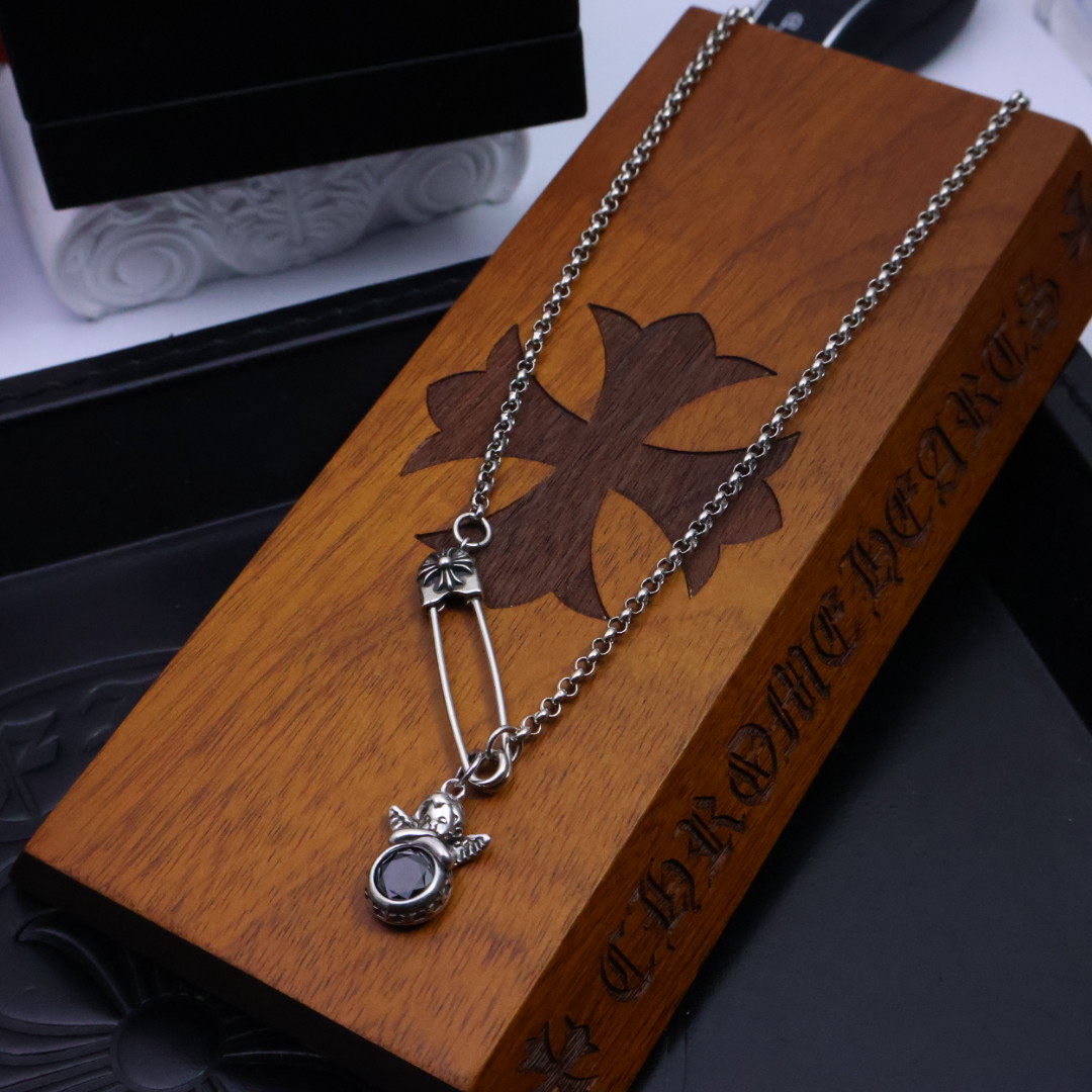 ［新品上架］𝐂𝐡𝐫𝐨𝐦𝐞 𝐡𝐞𝐚𝐫𝐭𝐬 ⚜️ 克罗心十字架胸针链｜纯手工凿刻末日圣痕  
✝️ 十字架缠