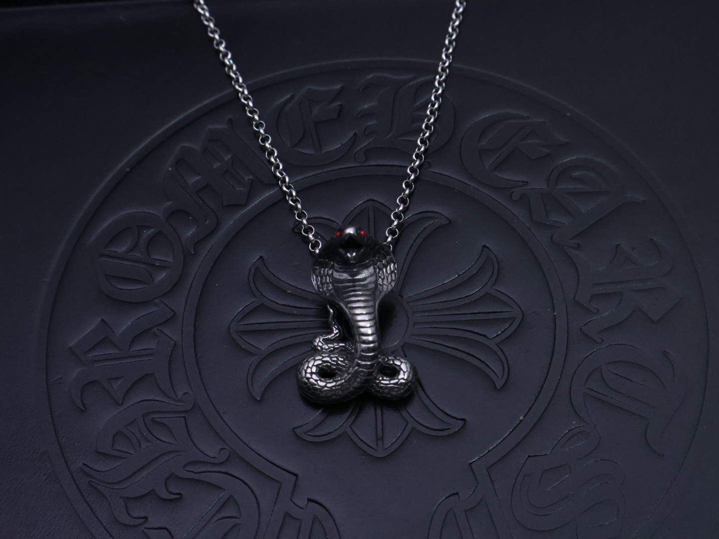 NO:111025,Comment [Snake to Qiankun] Croxin pearl chains. Gentleness must be with edges and corners. Luxury must be unrestrained. 