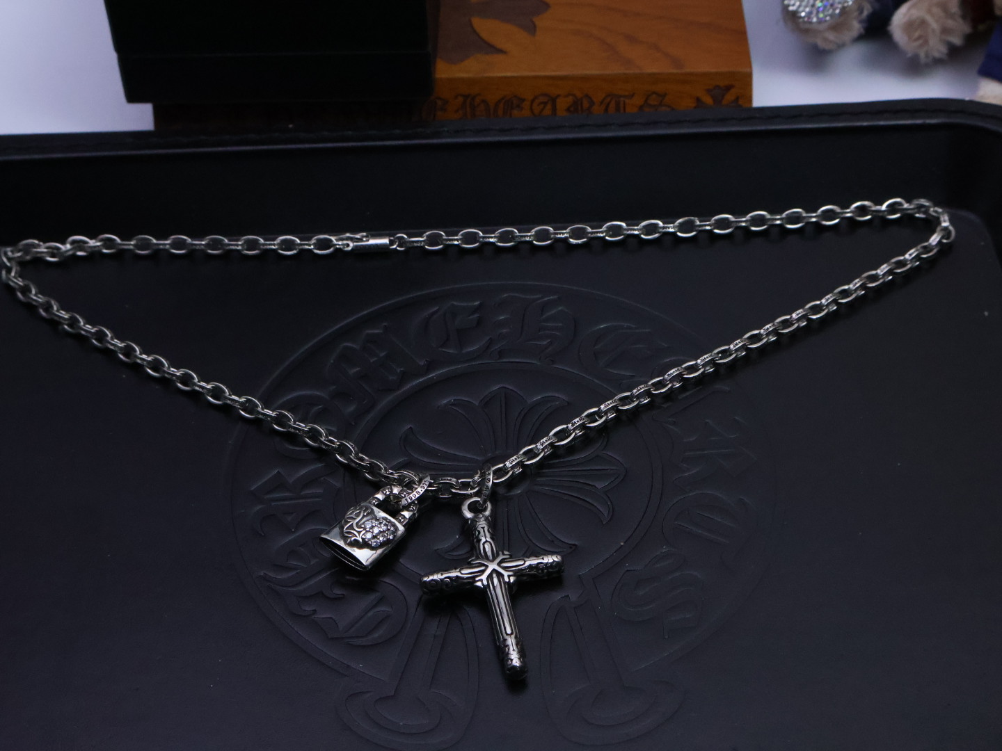 Chrome Hearts Collar con Colgantes de Cruz y Candado con Circonitas 3 i1740618189439 1121 0 1