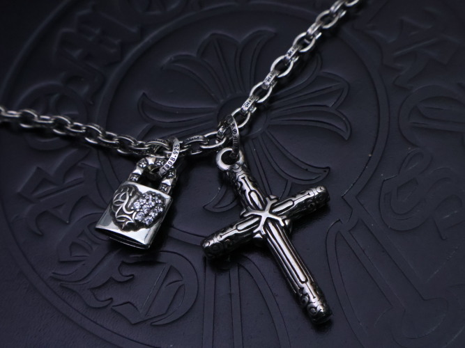 Chrome Hearts Collar con Colgantes de Cruz y Candado con Circonitas 19 Chrome Hearts Collar con Colgantes de Cruz y Candado con Circonitas