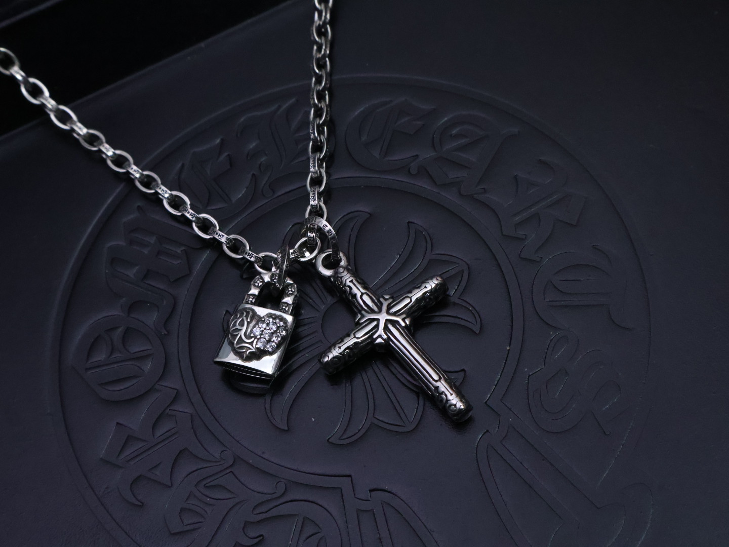 Chrome Hearts Collar con Colgantes de Cruz y Candado con Circonitas 9 i1740618189439 693 0 7