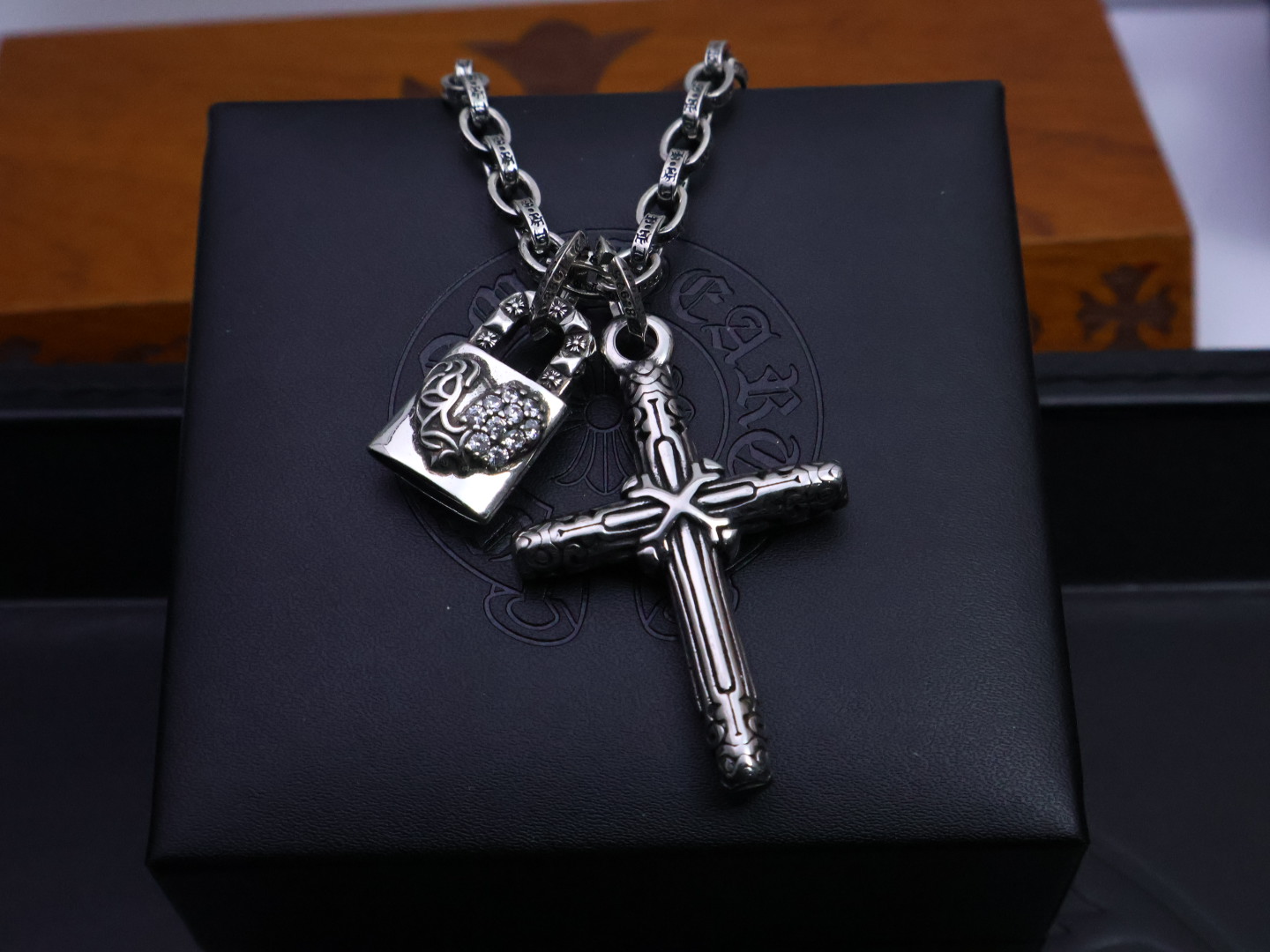 Chrome Hearts Collar con Colgantes de Cruz y Candado con Circonitas 7 i1740618189695 7038 0 5