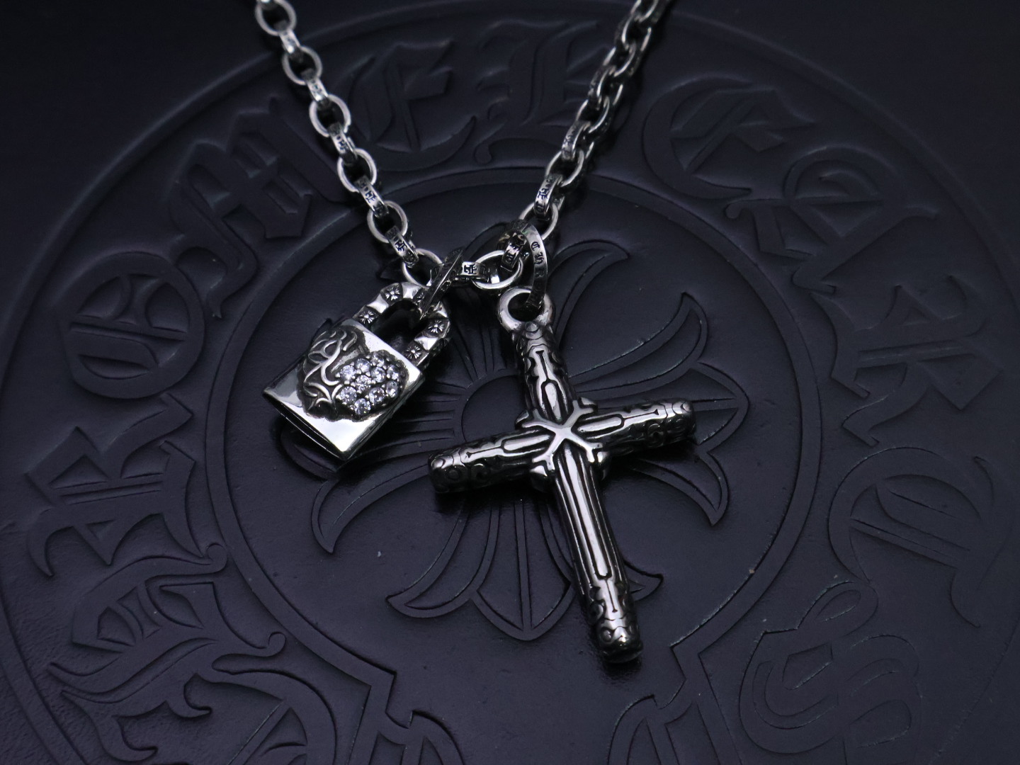 Chrome Hearts Collar con Colgantes de Cruz y Candado con Circonitas 10 i1740618189699 4718 0 8
