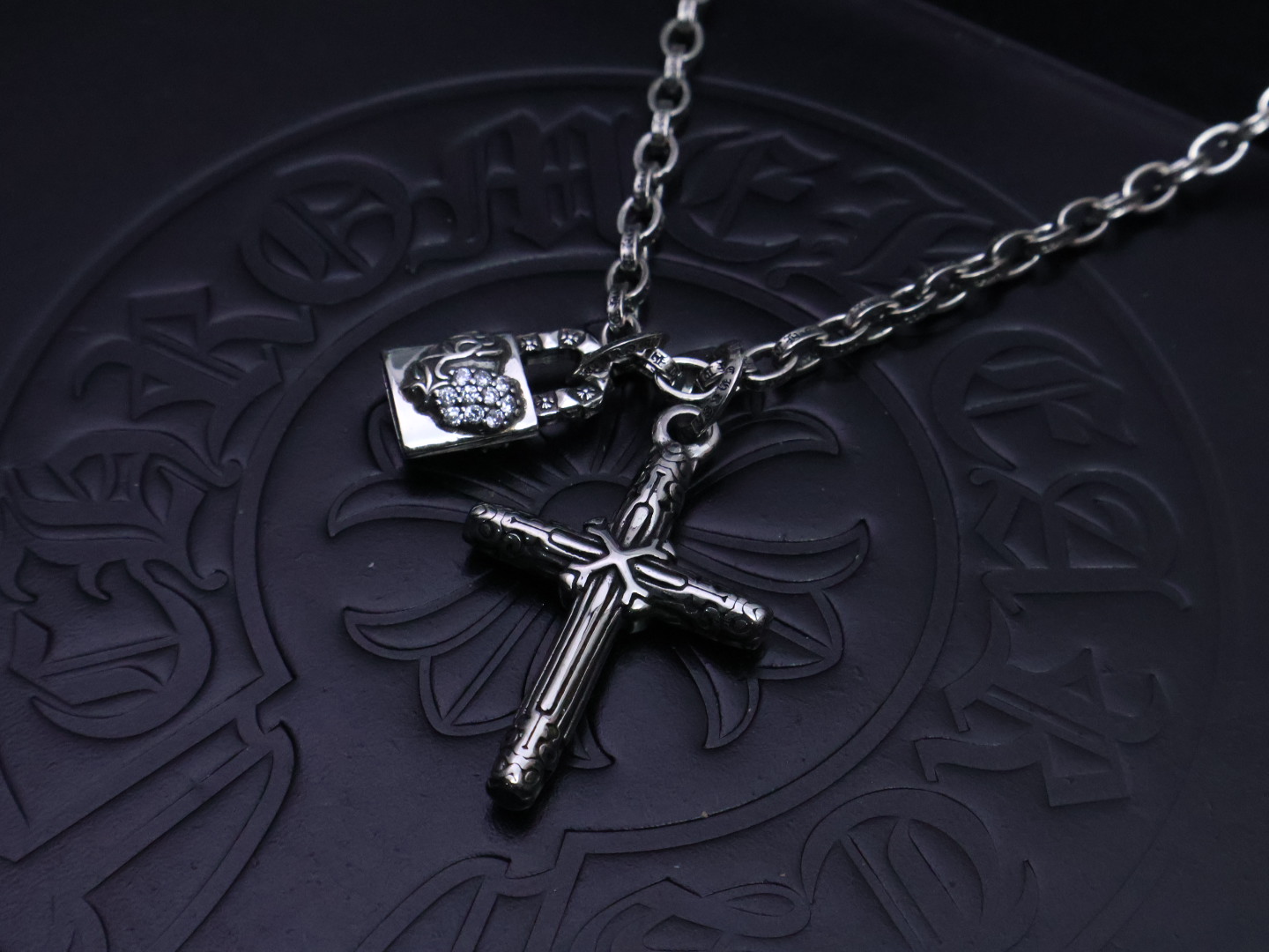 Chrome Hearts Collar con Colgantes de Cruz y Candado con Circonitas 8 i1740618189701 5234 0 6