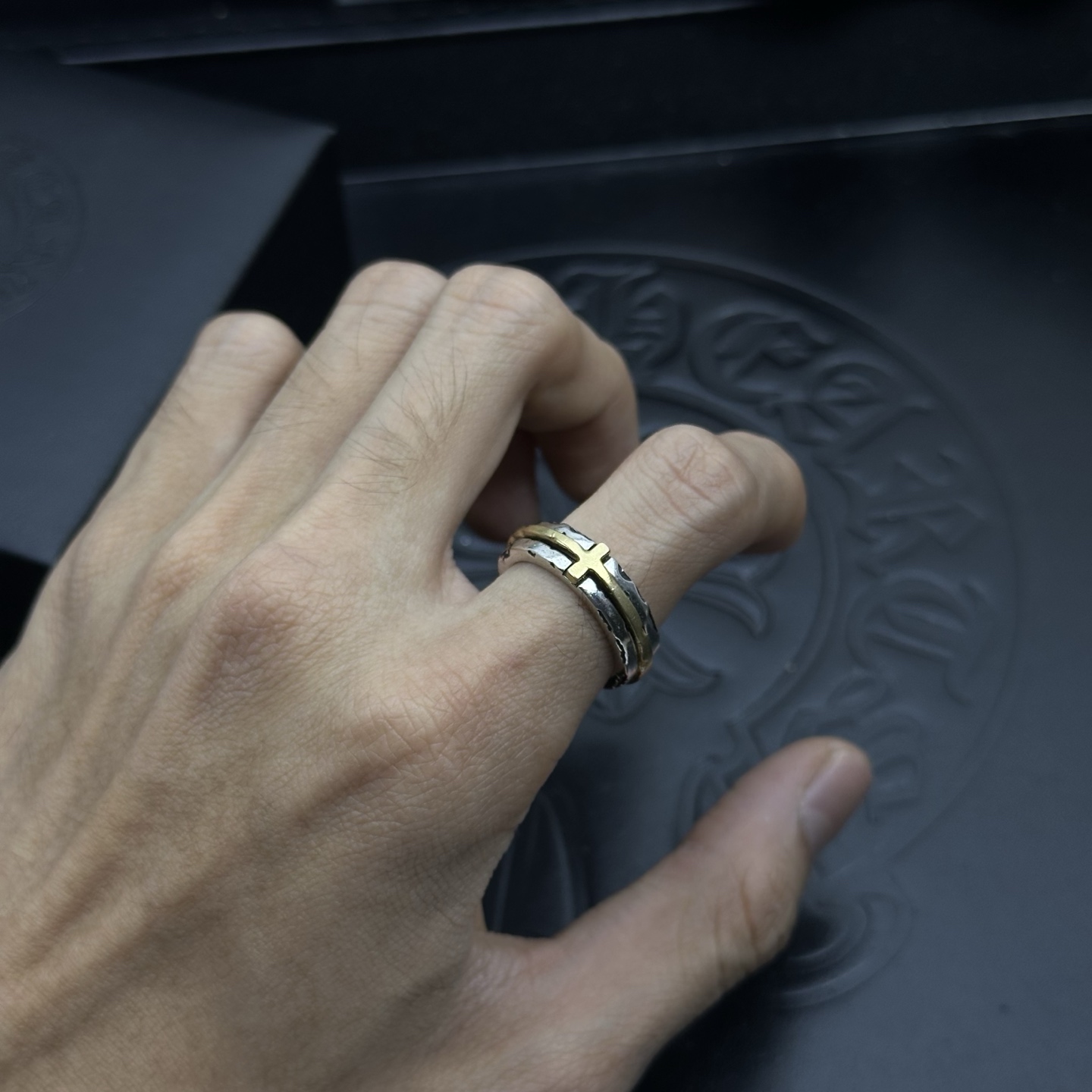 NO:106019,[New Products are on the Shelves] Crowsin Ring is cool with broken cross S925 brass-inlaid cross opening ring retro old adjustable ring niche retro trendy brand men's index finger middle finger ring, this ring is undoubtedly a fashion item worth investing in. Whether it is a gift to reward yourself or to give it to your loved one, it is an excellent choice. Different pattern design styles show uniqueness Cross Scout Flower 925 is the logo of Crowsin, so it lasts for more time. Genuine version Chrome Hearts Crowsin District retro old gray oxygen level. ~ Trendy fashion must have trendy fashion, rock punk silver style retro elements Couple style full of fashion sense, must-sell on the picture, direct sales from the manufacturer, personalized versatile trendy versatile style. Opening style, jewelry boutique, chrome hearts, chrome hearts, ring19860909批［新品上架］ 克罗心戒指酷爆了破损十字架S925镶黄铜破坏十字开口戒指复古做旧可调节指环 小众复古潮牌男士食指中指指环,这款戒指无疑是一个值得投资的时尚单品,不论是作为犒赏自己的礼物,还是送给你心爱的人,都是一种绝佳的选择.造型不同的花纹设计风格 呈现出与众不同 十字架 童军花925是克罗心的标志所以更经久不衰 正品打版Chrome Hearts克罗心区复古做旧灰氧程度.～潮流时尚必备 潮流时尚,摇滚朋克泰银风格 复古元素 情侣同款时尚感十足上图必卖,厂家直销,个性百搭潮流百搭款.开口款,饰品精品,chrome hearts,chrome hearts,ring,Jewelry