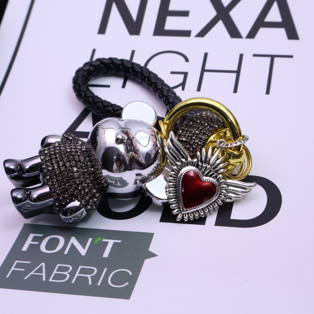 NO:106037,Approval [New Products are on the Shelves] Who can reject this cute and interesting bag keychain? It is simply the top star in the cute world!  It is carefully crafted in Korean cartoon style, and its soft and cute appearance instantly hits the girl's heart. The whole body is made of environmentally friendly PVC material, which feels great. The electroplating process on the surface not only makes it look full of texture, but also wear-resistant and resistant to fabrication, and is brand new as before when used for a long time. In addition, shining rhinestones, purely hand-in-hand inlaid, firm and not easy to fall off. In the sun, it reflects a delicate and charming light, and the sense of high-end and exquisiteness is full of. Whether it is hanging on a bag as a personalized ornament or a car keychain, it can demonstrate your unique taste. This keychain is also a great couple gift. One person, let this lovely pair of magic fights witness your sweet daily life and become an exclusive romantic token. Whether it is going out on the street, commuting, or traveling, it can become your fashionable little draw, easily enhance your overall outfit atmosphere, and take it home quickly!  ,Garment boutique,chrome hearts,keychain19860909批［新品上架］ 克罗心包扣谁能拒绝这只萌趣爆棚的包扣钥匙扣简直是可爱界的顶流担当！ 它以韩国卡通风格精心打造,软萌的模样瞬间击中少女心.全身采用环保PVC材质,手感超棒.表面的电镀工艺,不仅让它看起来质感满满,还耐磨抗造,长久使用也崭新如初.再加上一颗颗闪耀的水钻,纯手工镶嵌,牢固不易脱落,在阳光下,折射出细碎迷人的光芒,高级感与精致感拉满 ,无论是挂在包包上当作个性挂饰,还是作为车钥匙扣,都能彰显你的独特品味这个钥匙扣还是超赞的情侣礼物.一人一个,让这对可爱的法斗见证你们的甜蜜日常,成为专属的浪漫小信物. 无论是日常出街、通勤,还是旅行,它都能成为你的时尚小搭子,轻松提升你的整体穿搭氛围感,快把它带回家吧！,饰品精品,chrome hearts,keychain,Jewelry